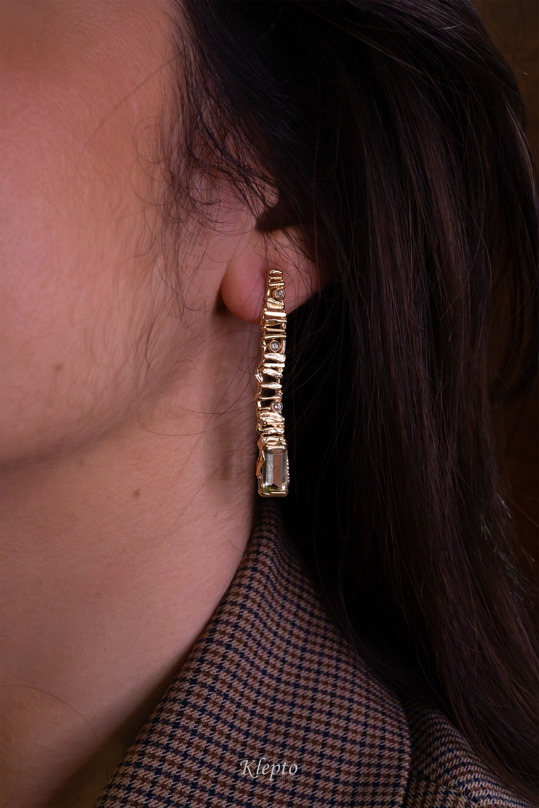 Yellow gold earrings "EroiKa" with Tourmaline, Heliodor, and Diamonds

Source:
Orecchini in oro giallo "EroiKa" con Tormalina, Eliodoro e Diamanti