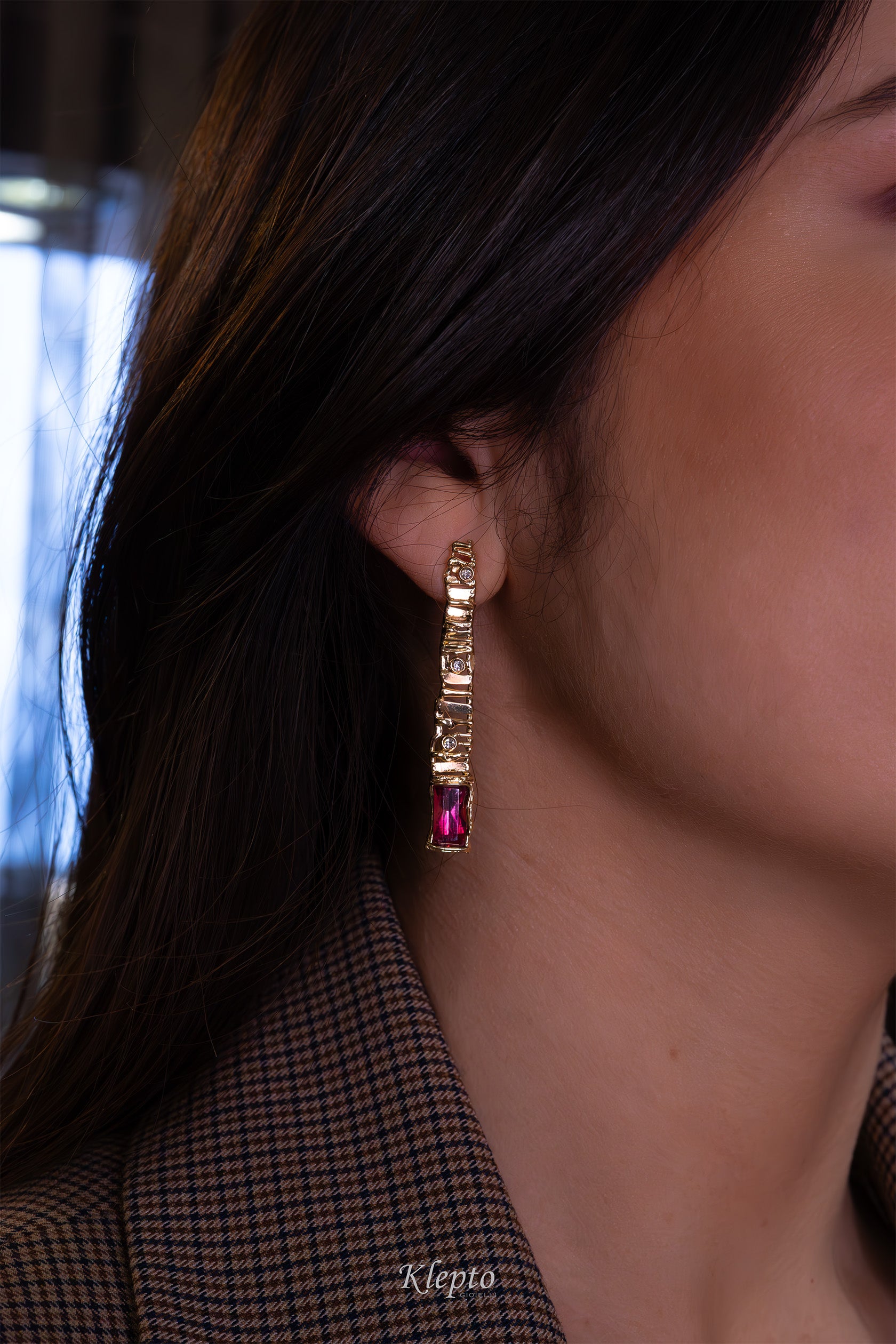 Yellow gold earrings "EroiKa" with Tourmaline, Heliodor, and Diamonds

Source:
Orecchini in oro giallo "EroiKa" con Tormalina, Eliodoro e Diamanti