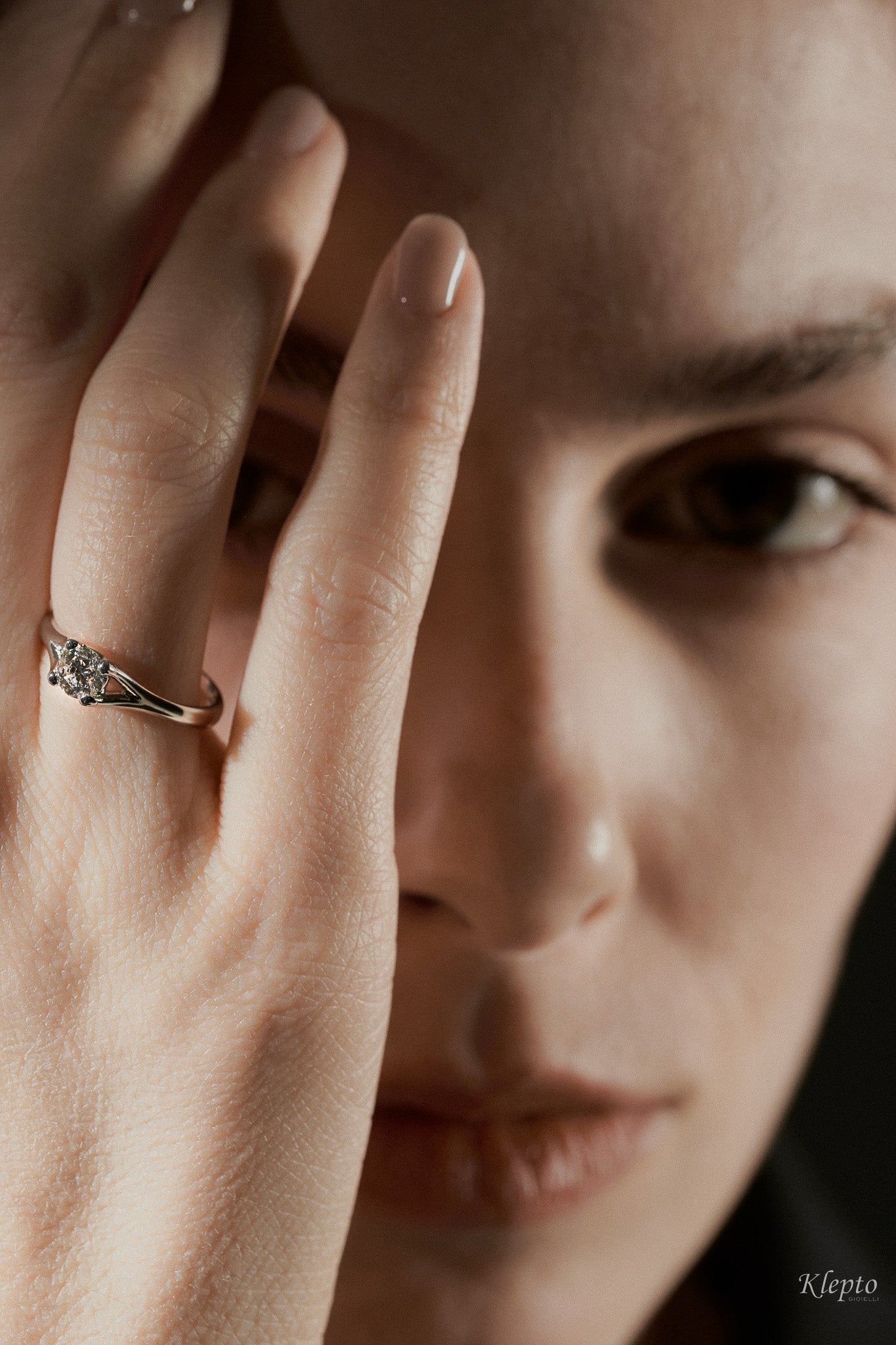 White gold solitaire with diamond