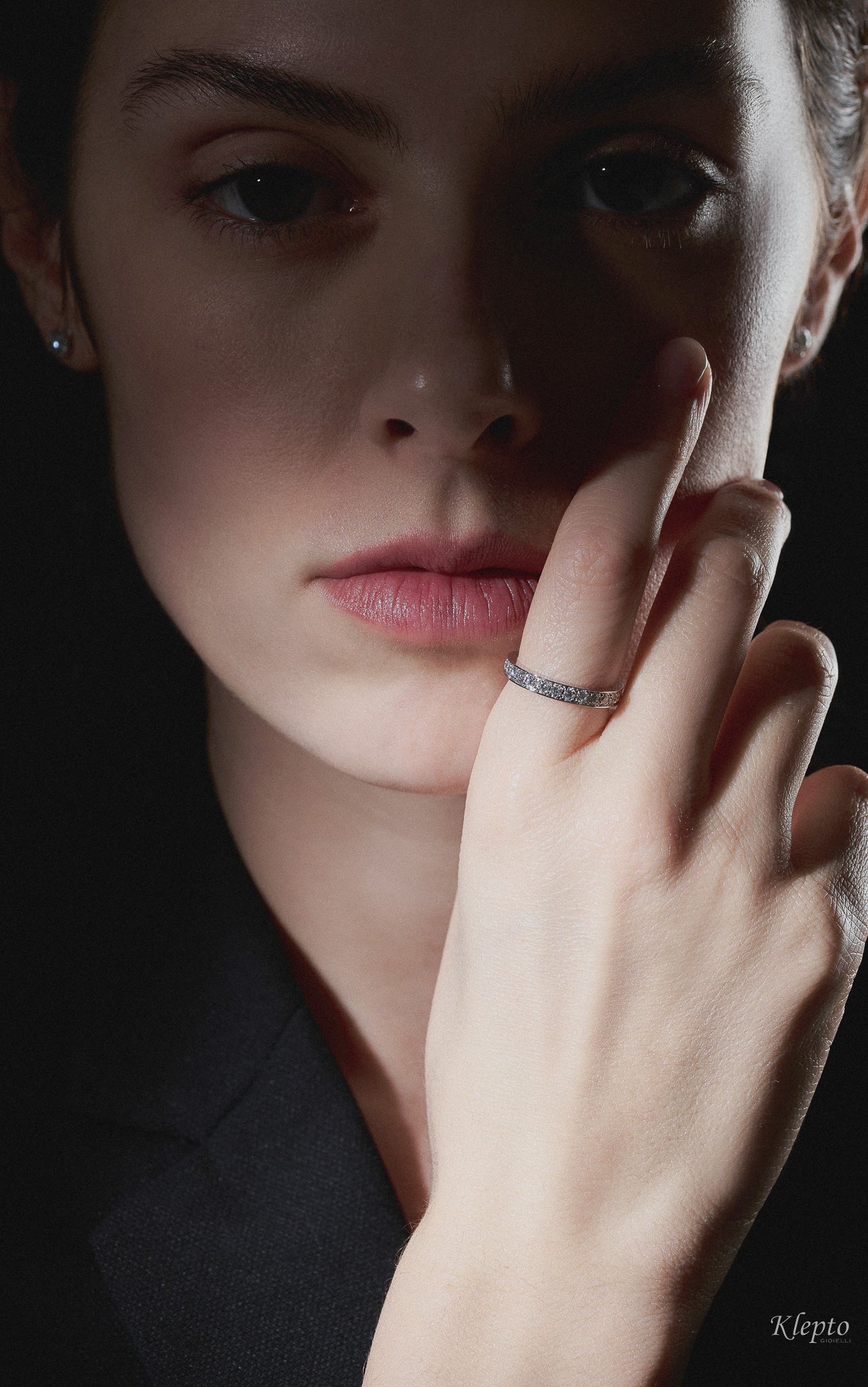 Infinity in white gold on the track