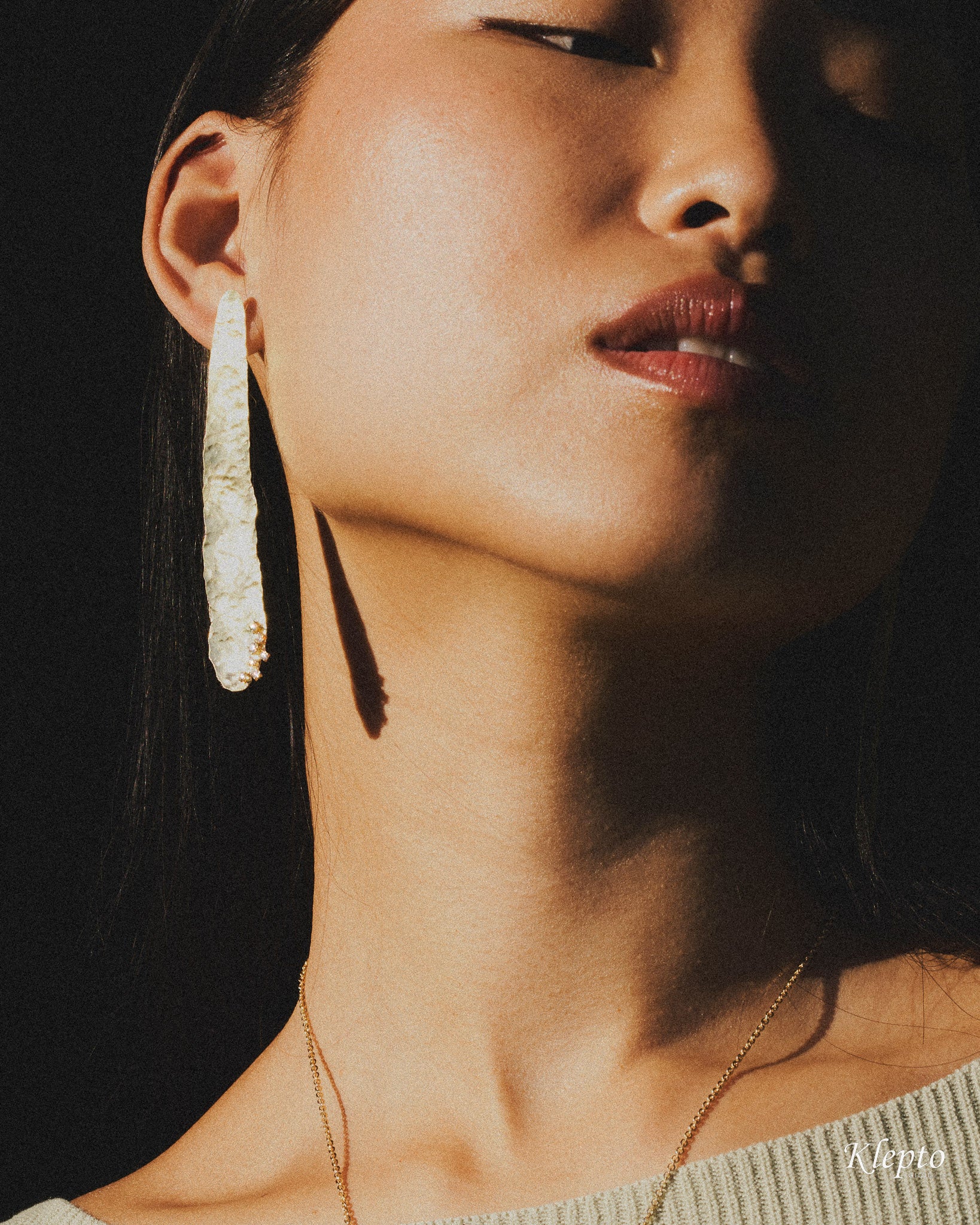 Yellow gold earrings with diamonds