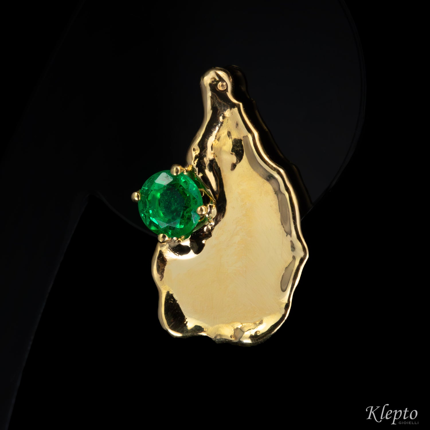 Yellow gold "Isola" earrings, flame-cast with emeralds.