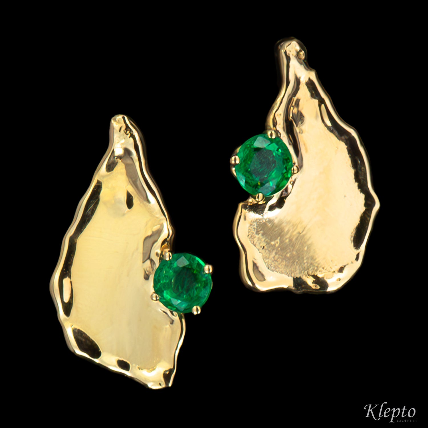 Yellow gold "Isola" earrings, flame-cast with emeralds.
