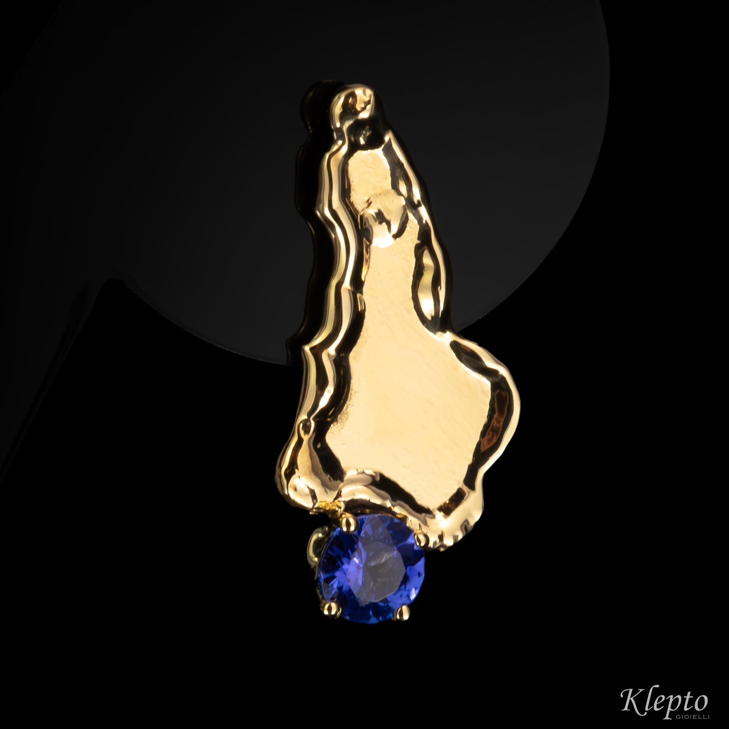 Yellow gold "Isola" earrings, flame-cast with Tanzanites.