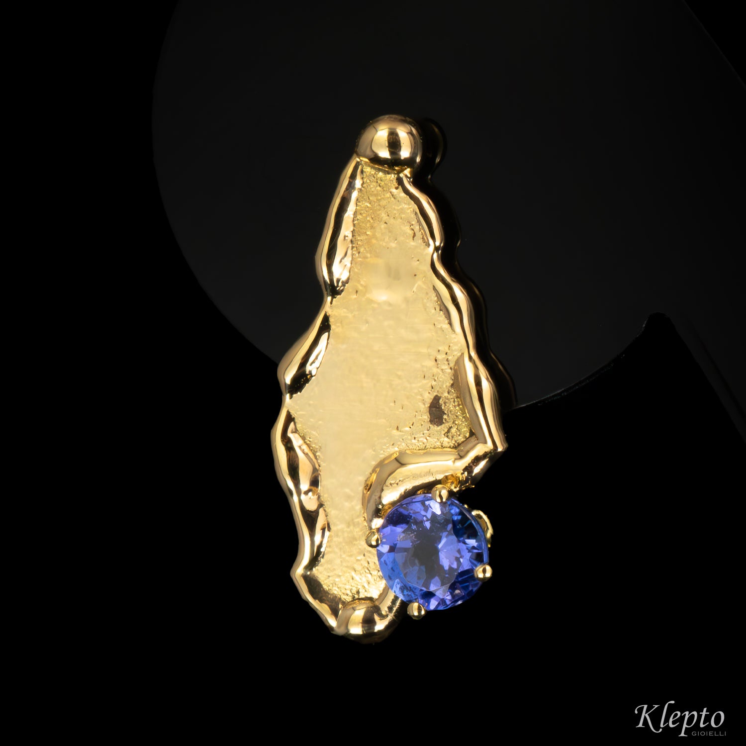 Yellow gold "Isola" earrings, flame-cast with Tanzanites.