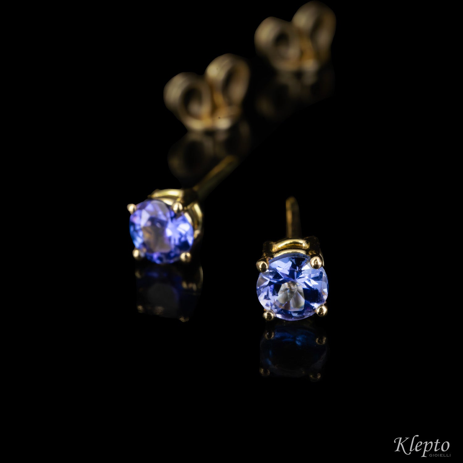 Yellow gold earrings with Tanzanites