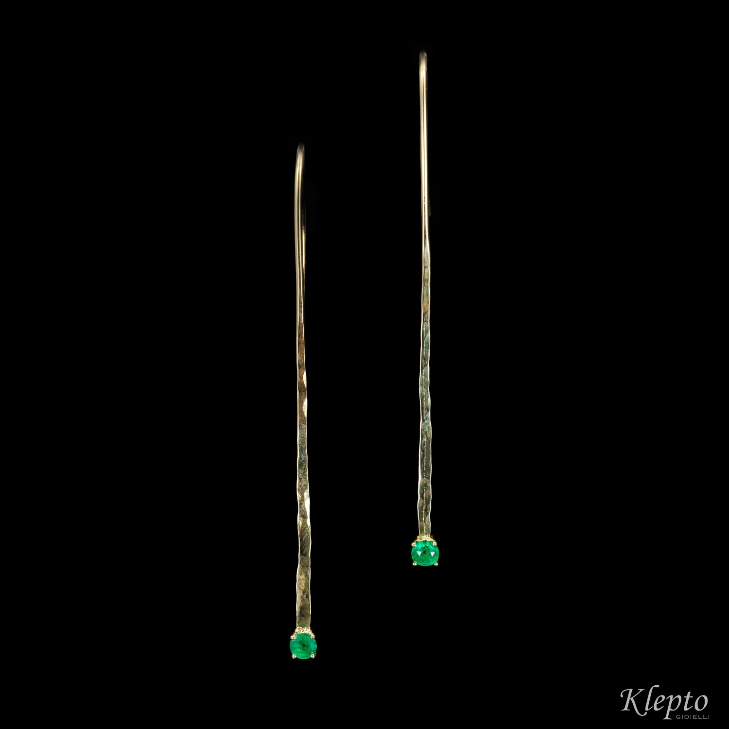 Hammered yellow gold earrings with Emeralds