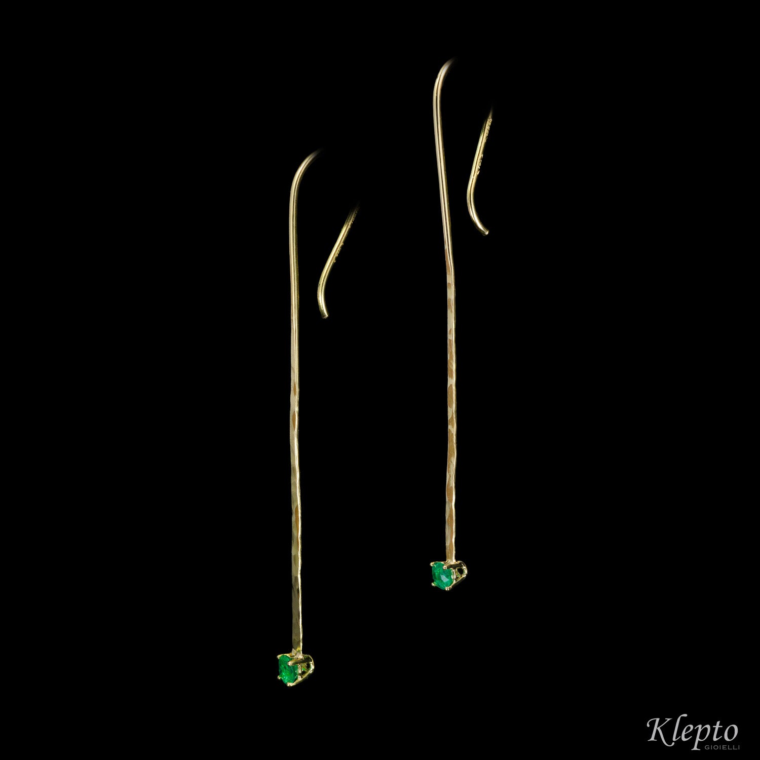 Hammered yellow gold earrings with Emeralds