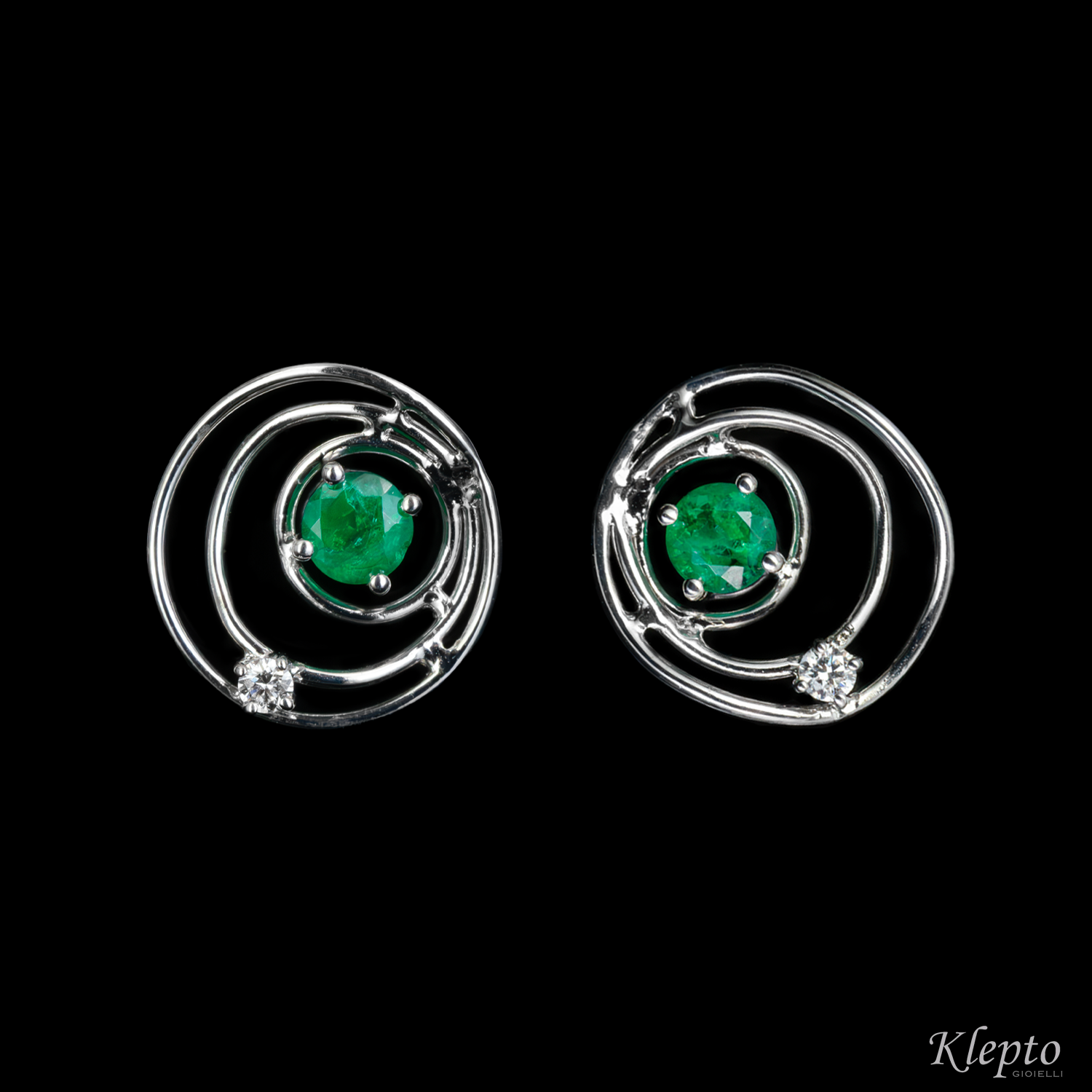 White gold "Nuvoletta" lobe earrings with Emeralds and Diamonds