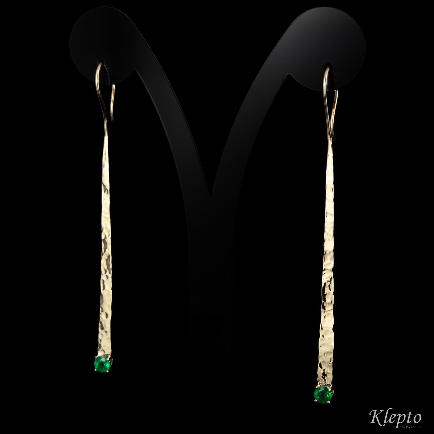 Natural hammered white gold earrings with emeralds
