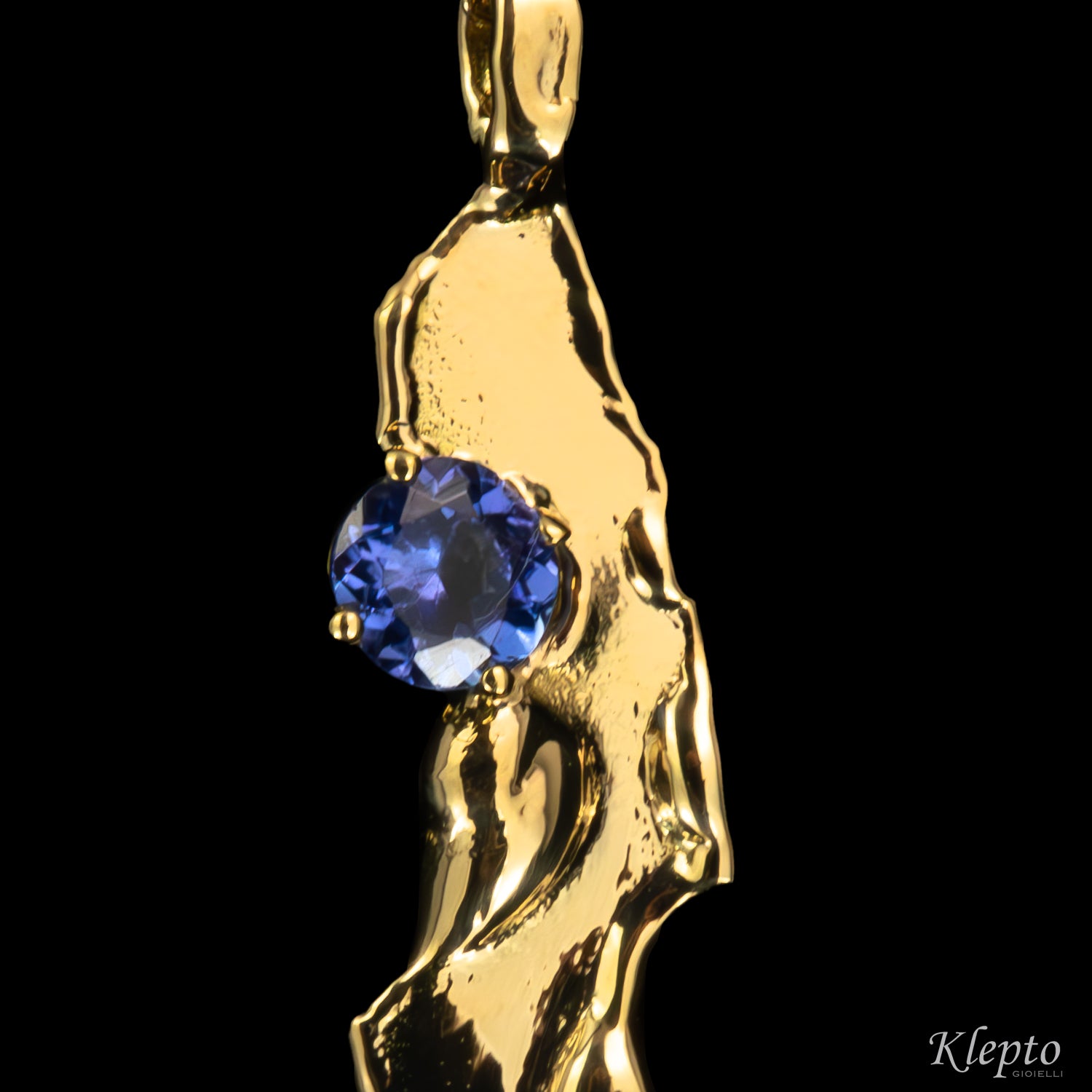 Yellow gold pendant "Isola" flame-fused with Tanzanite