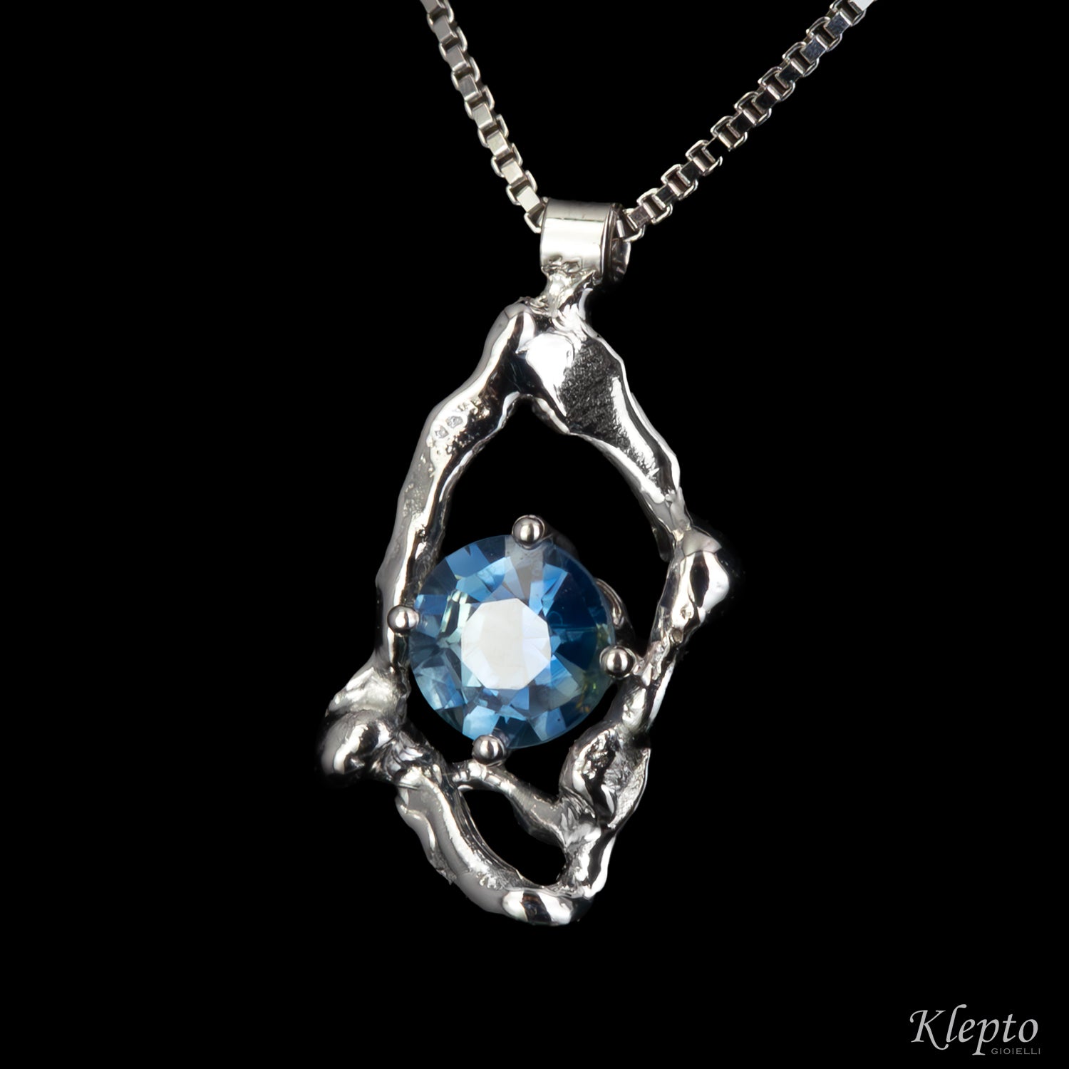 White gold Pepita pendant with blue Sapphire