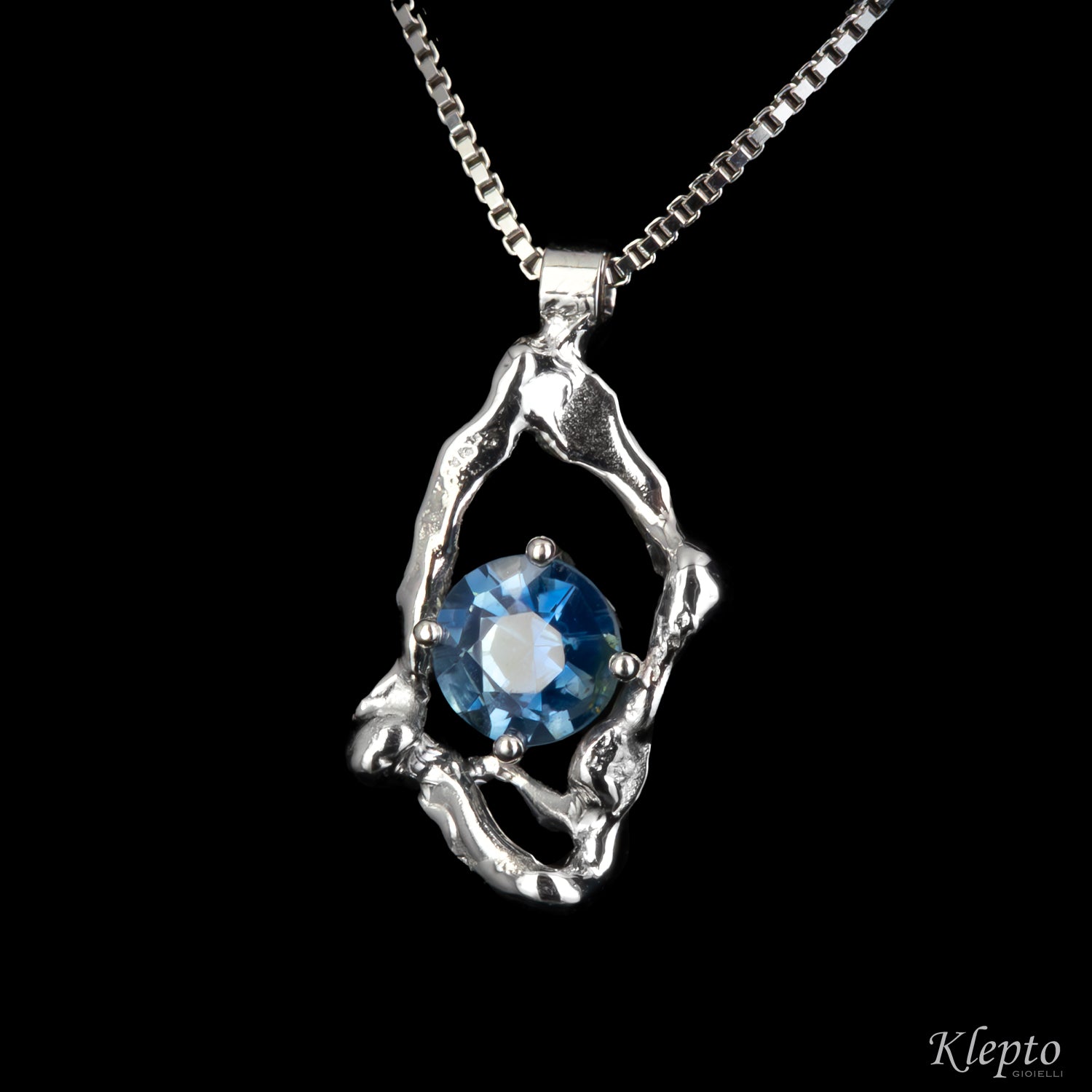 White gold Pepita pendant with blue Sapphire