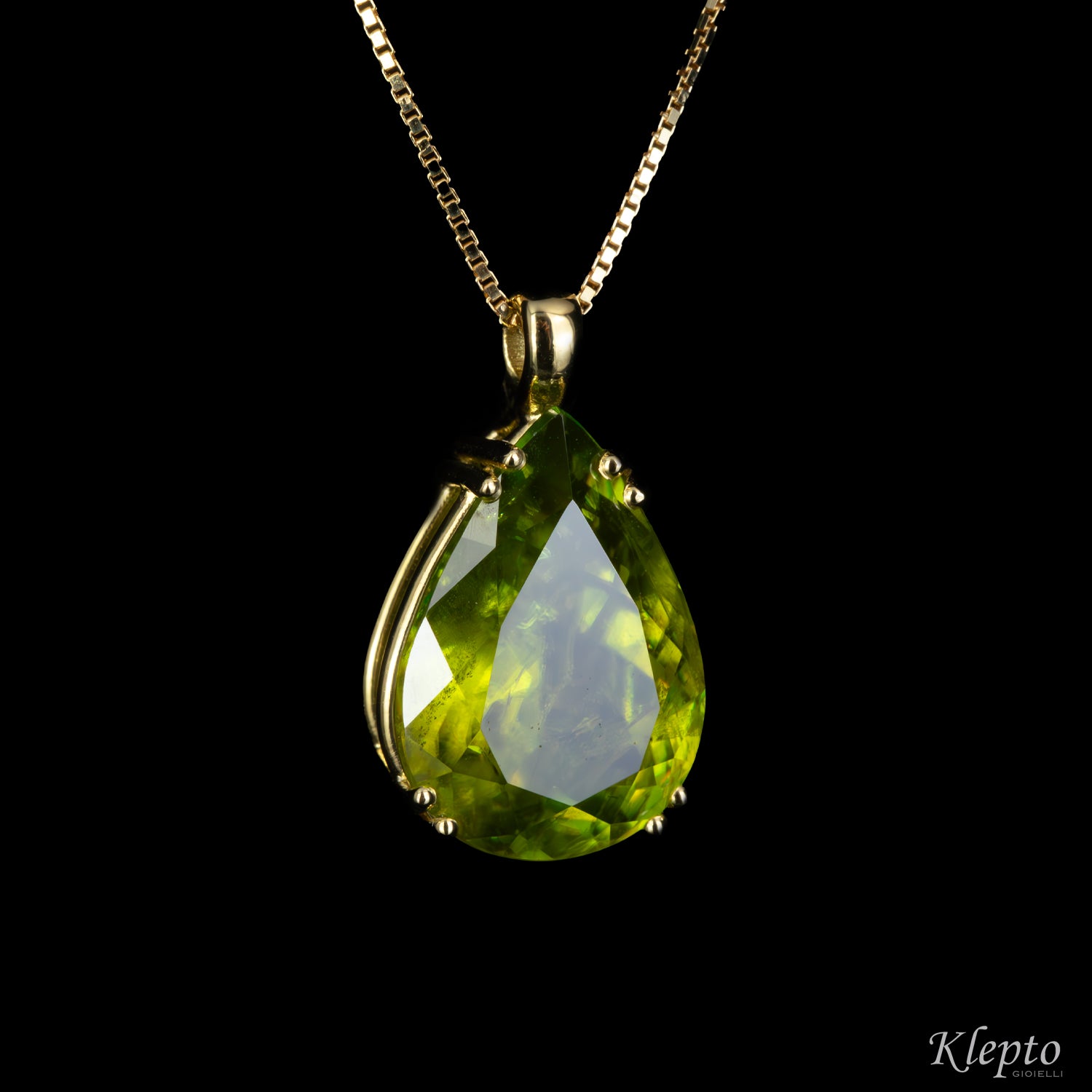 Yellow gold pendant with Sphene