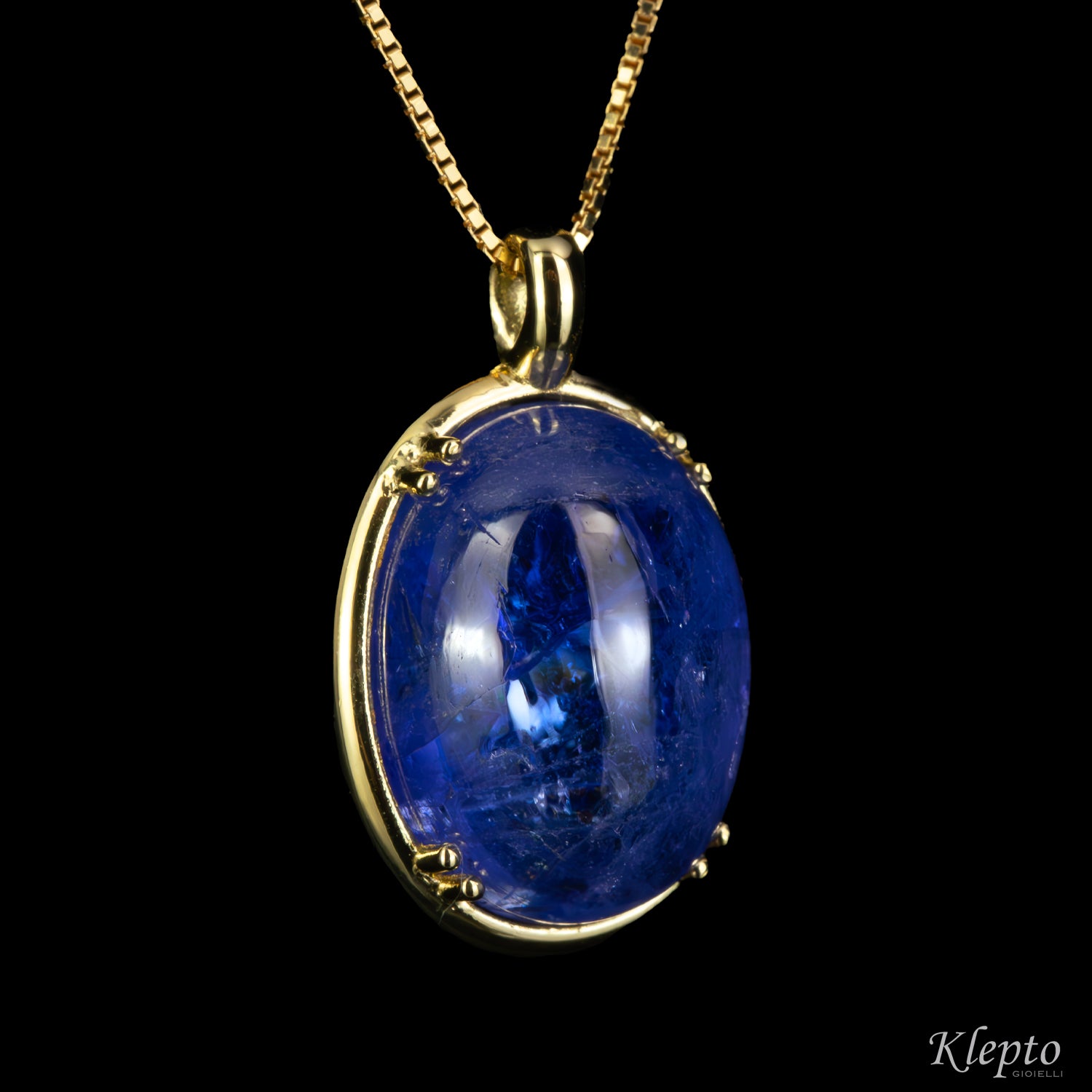 Yellow gold pendant with cabochon Tanzanite