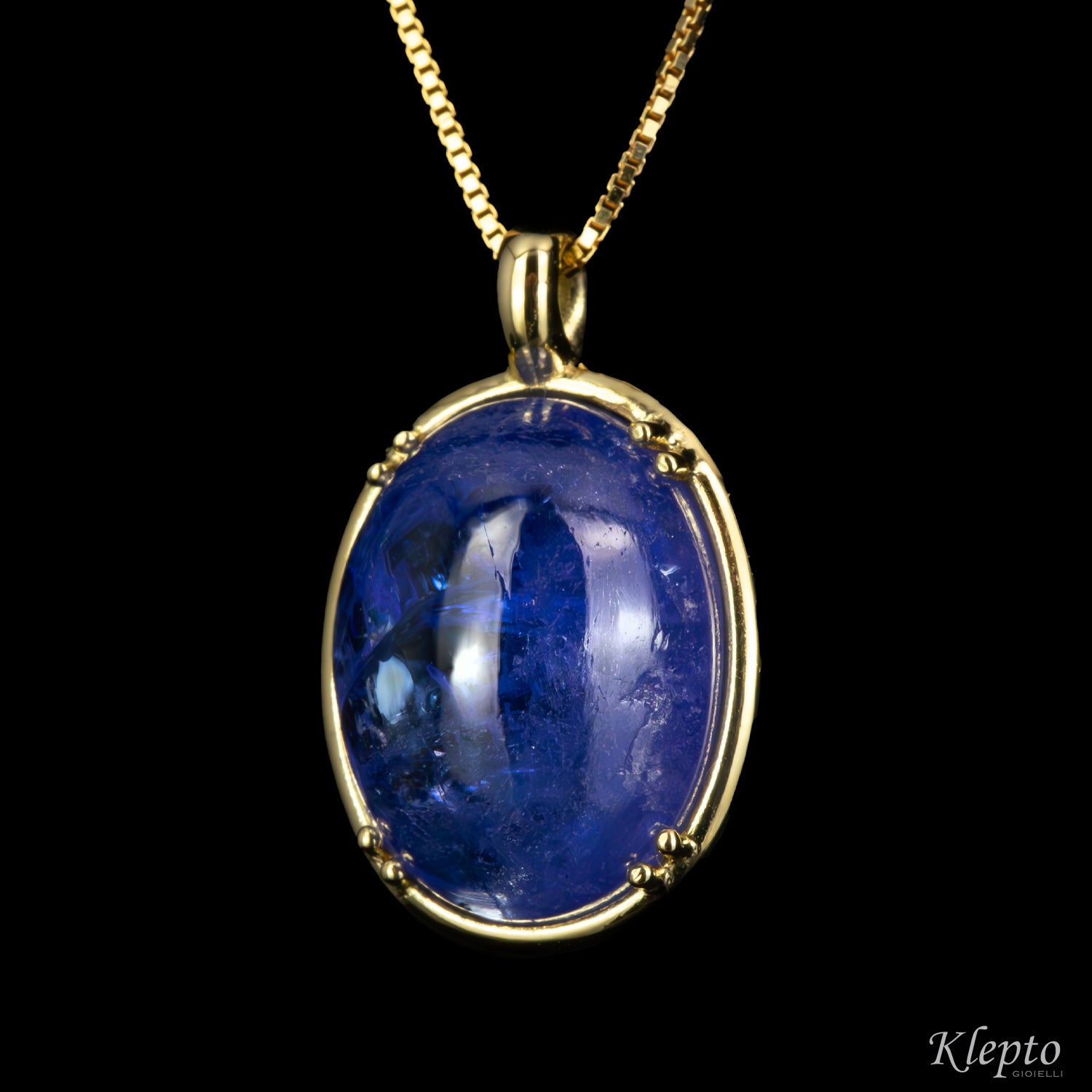 Yellow gold pendant with cabochon Tanzanite