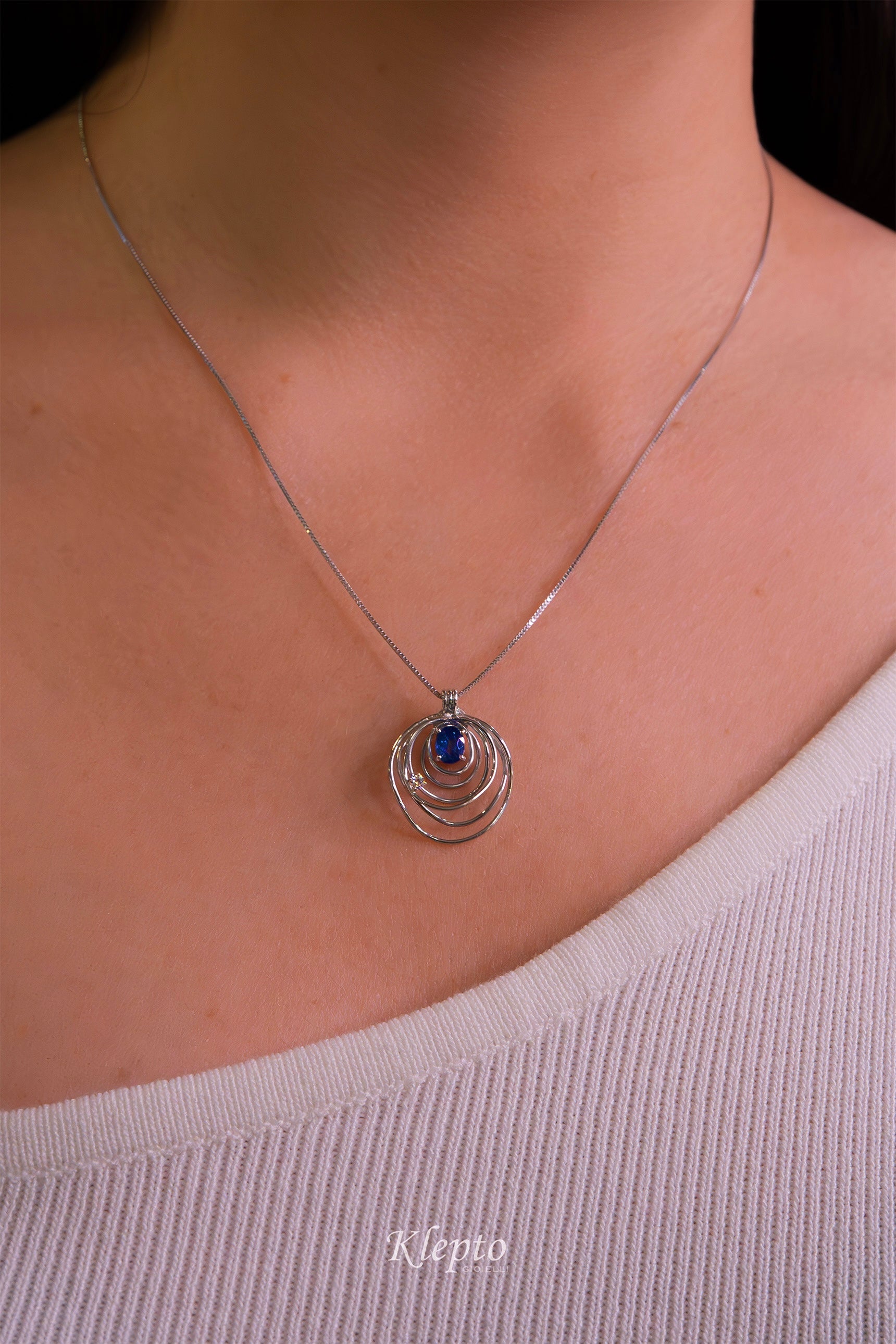 White gold cloud pendant with Sapphire