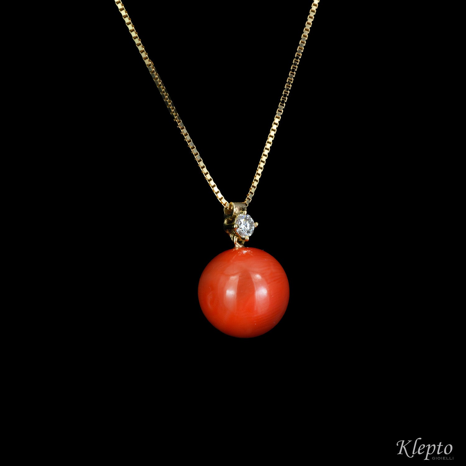 Yellow gold pendant with coral and diamond