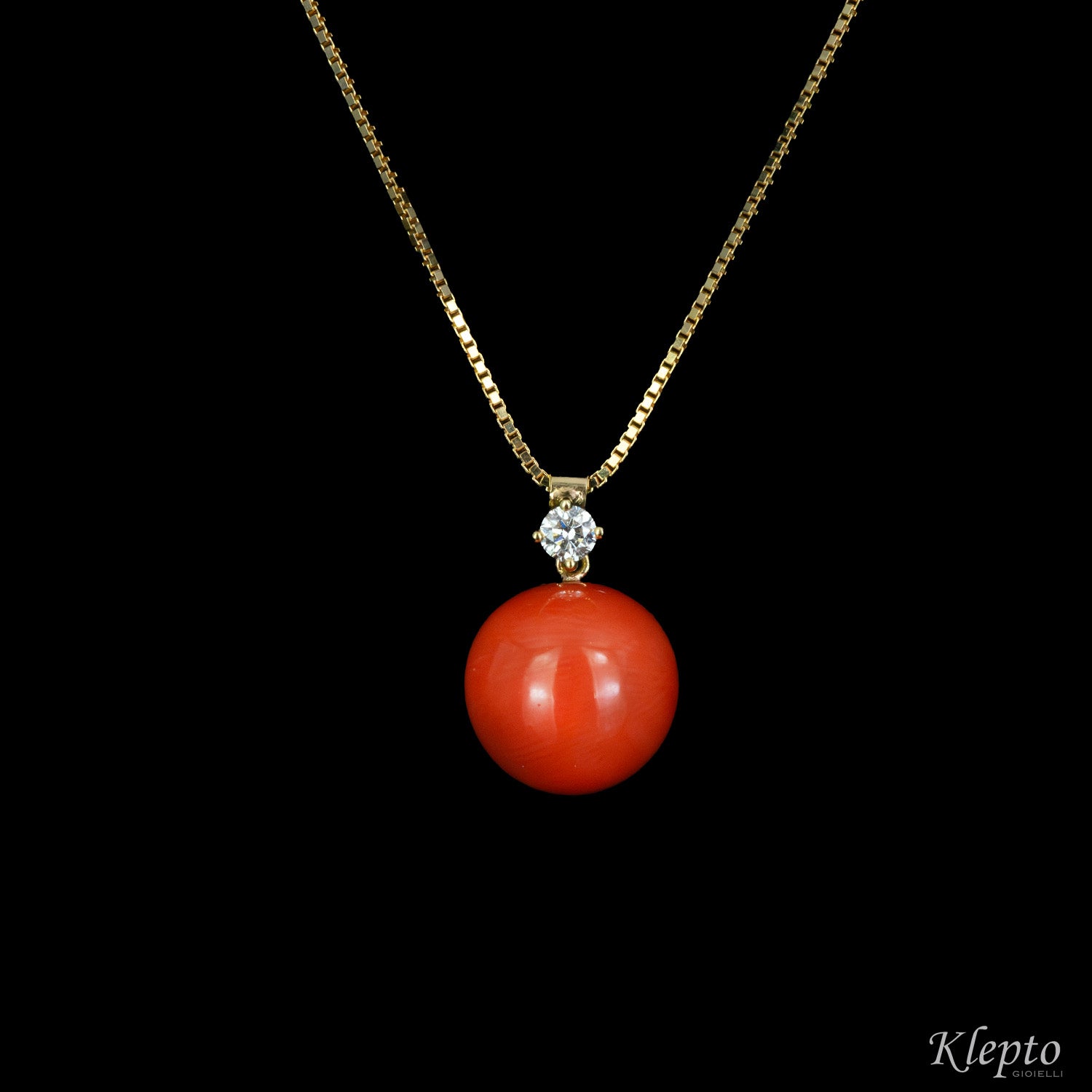 Yellow gold pendant with coral and diamond