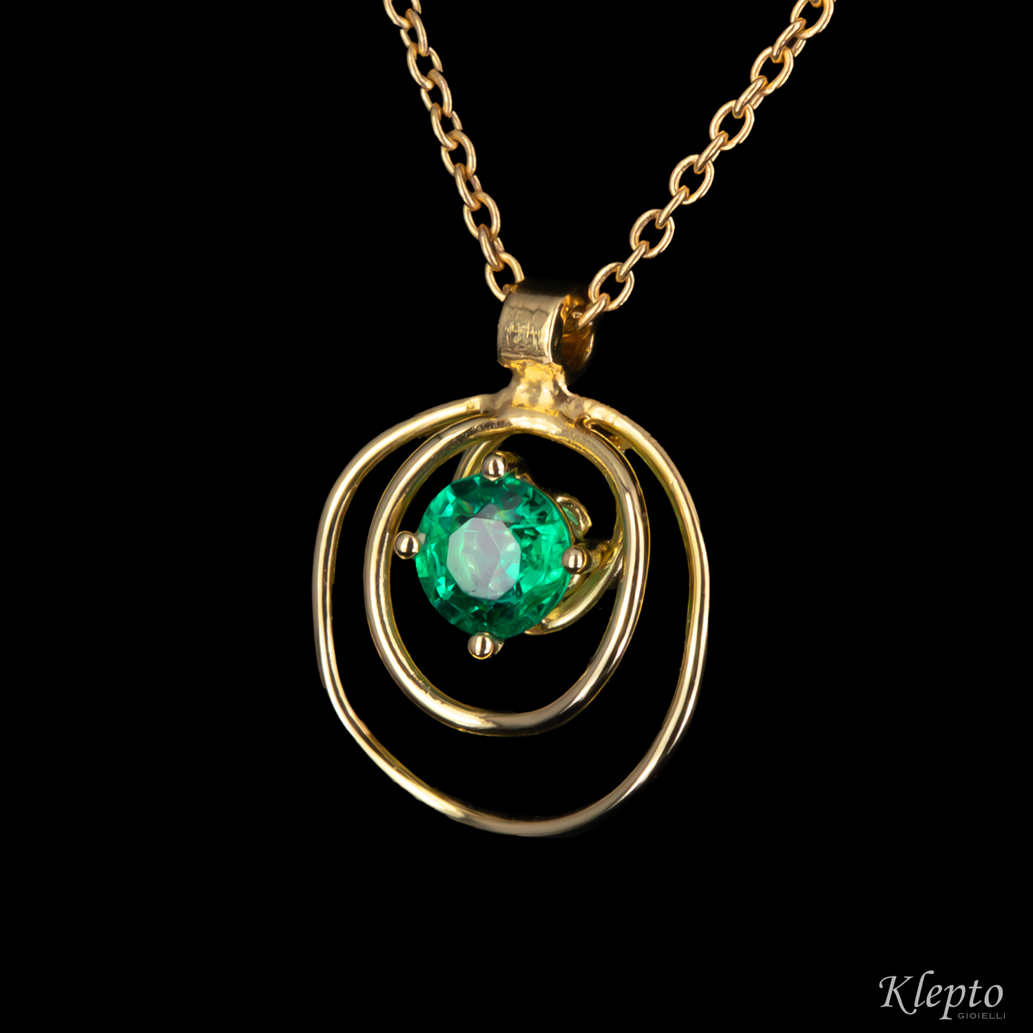 Yellow gold cloud pendant with Emerald