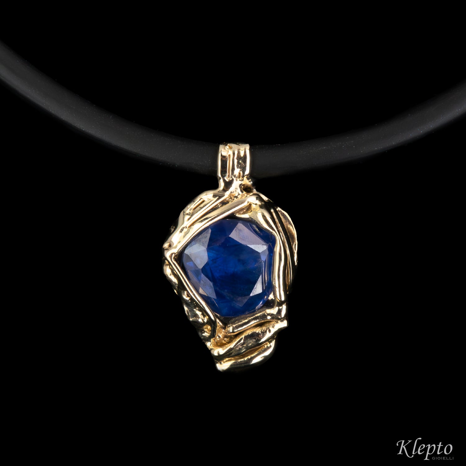Natural white gold pendant with blue sapphire