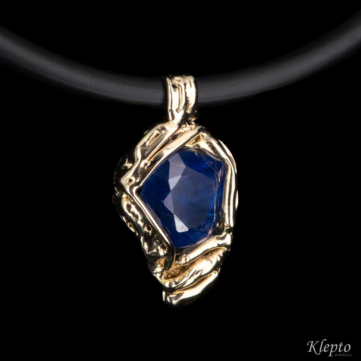 Natural white gold pendant with blue sapphire