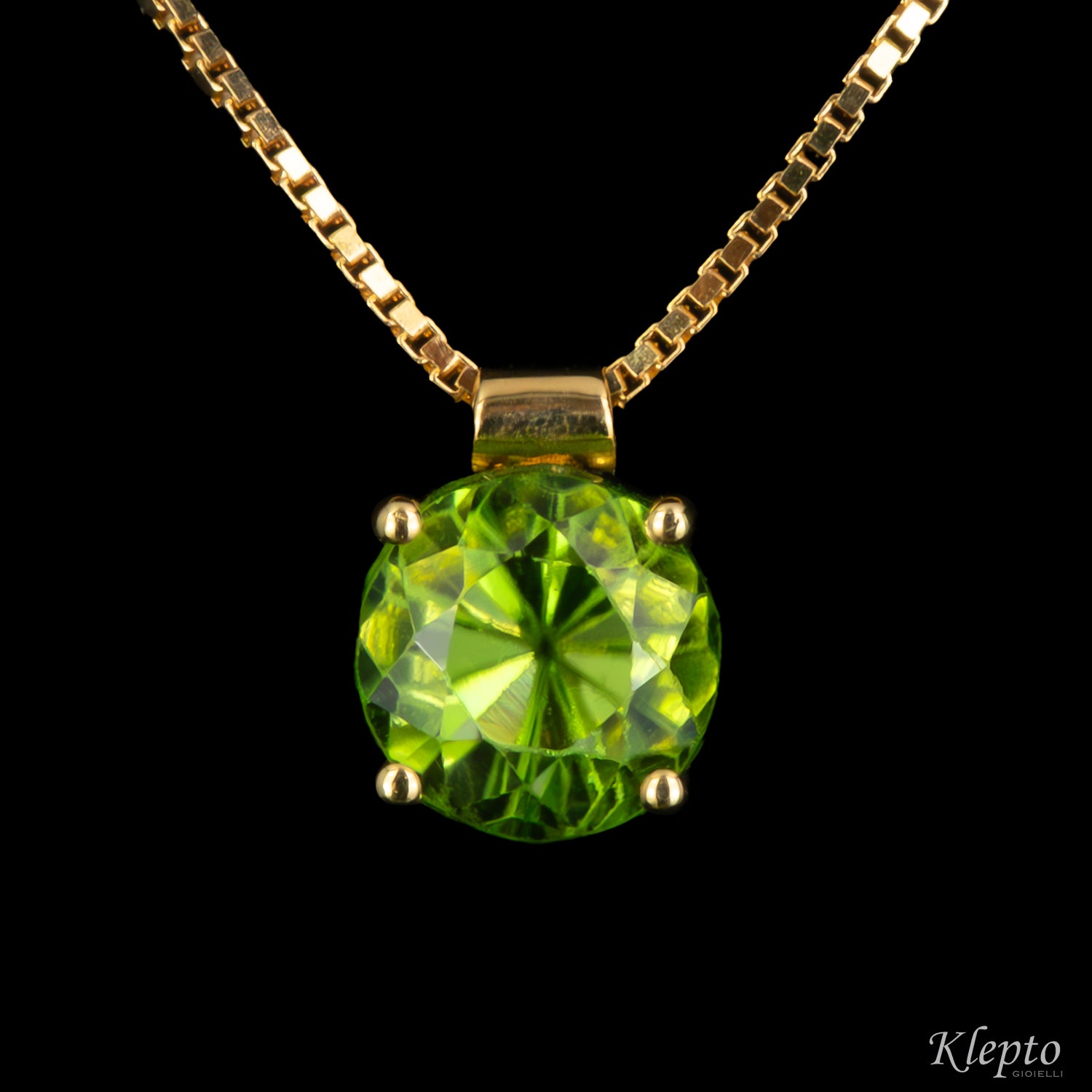 Yellow gold pendant with Peridot