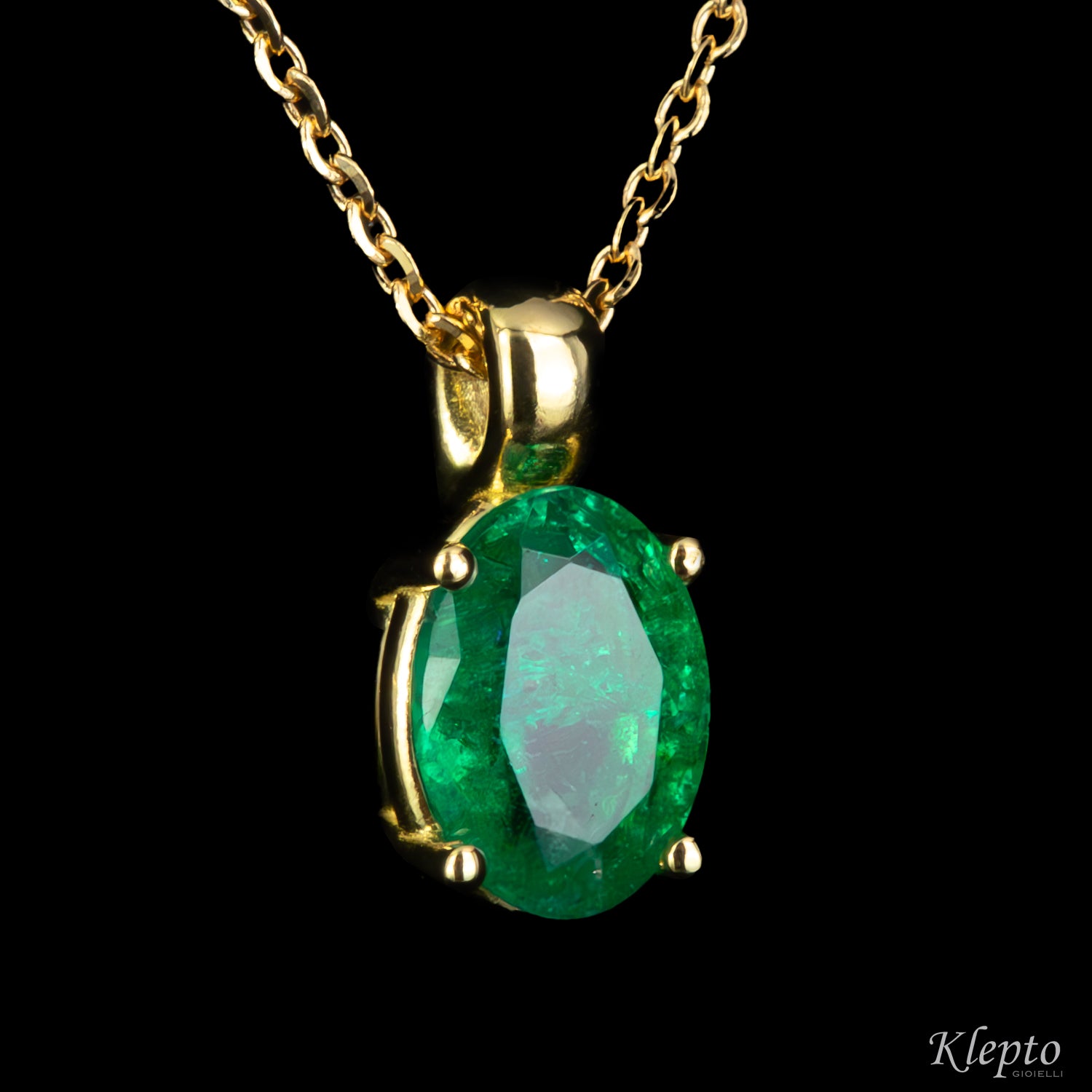 Yellow gold pendant with Emerald