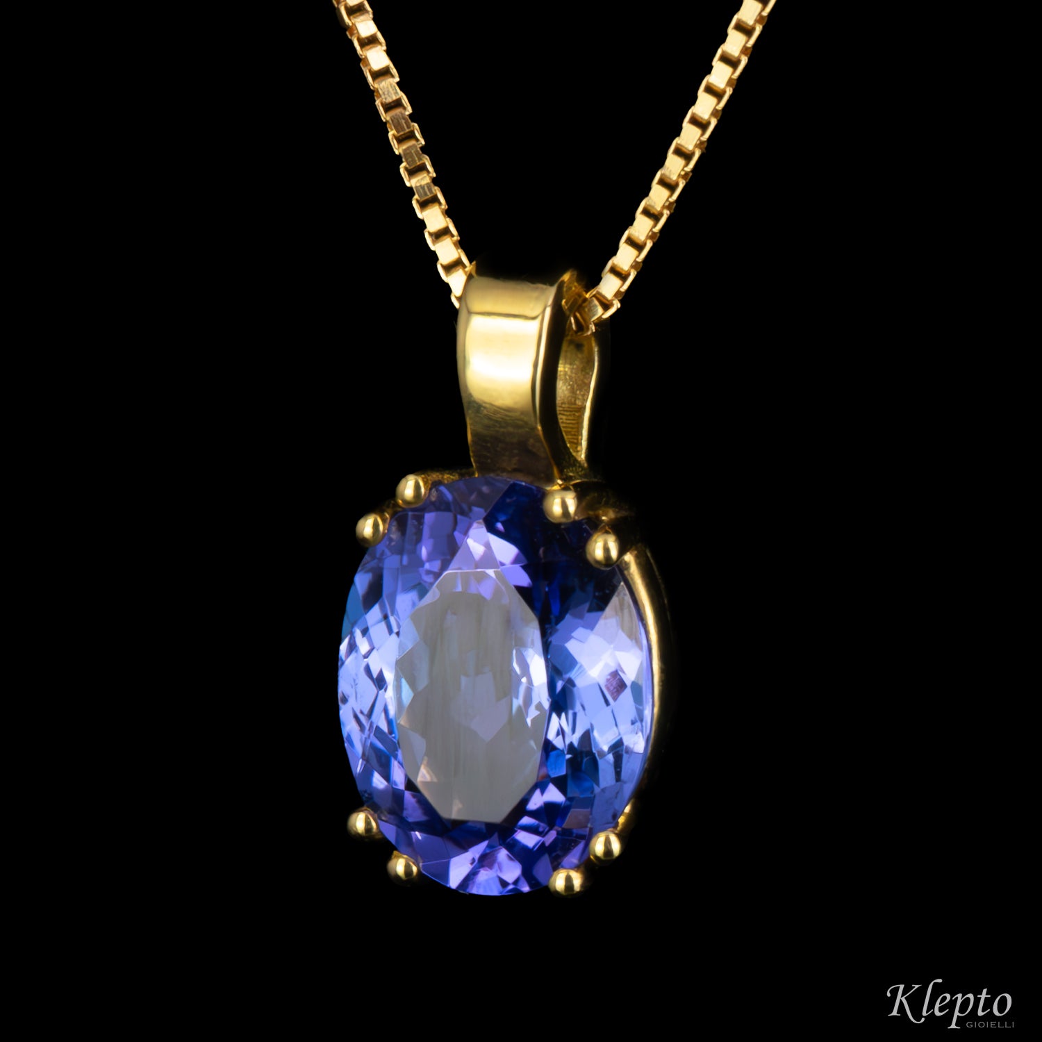 Yellow gold pendant with Tanzanite