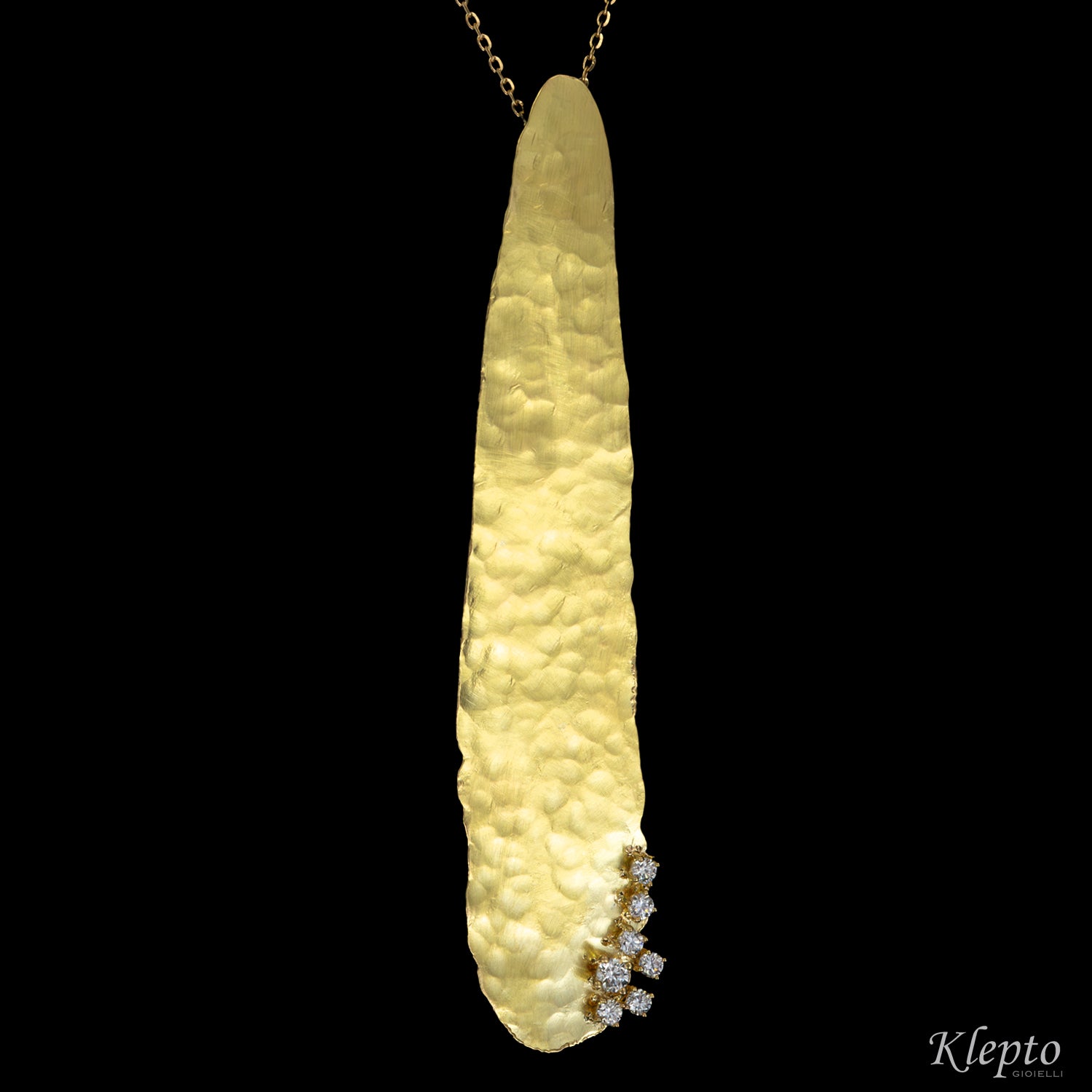Yellow gold pendant with diamonds
