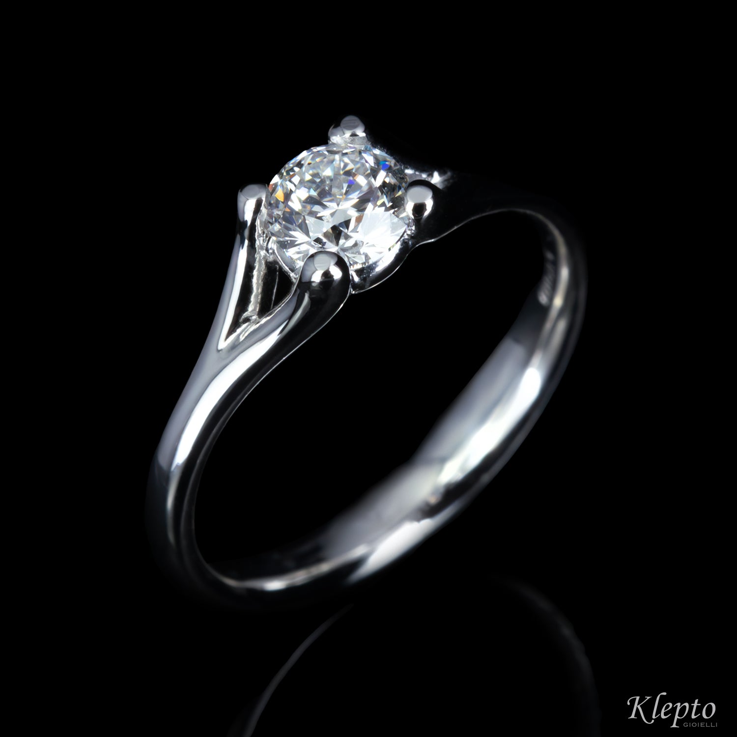 White gold solitaire with diamond