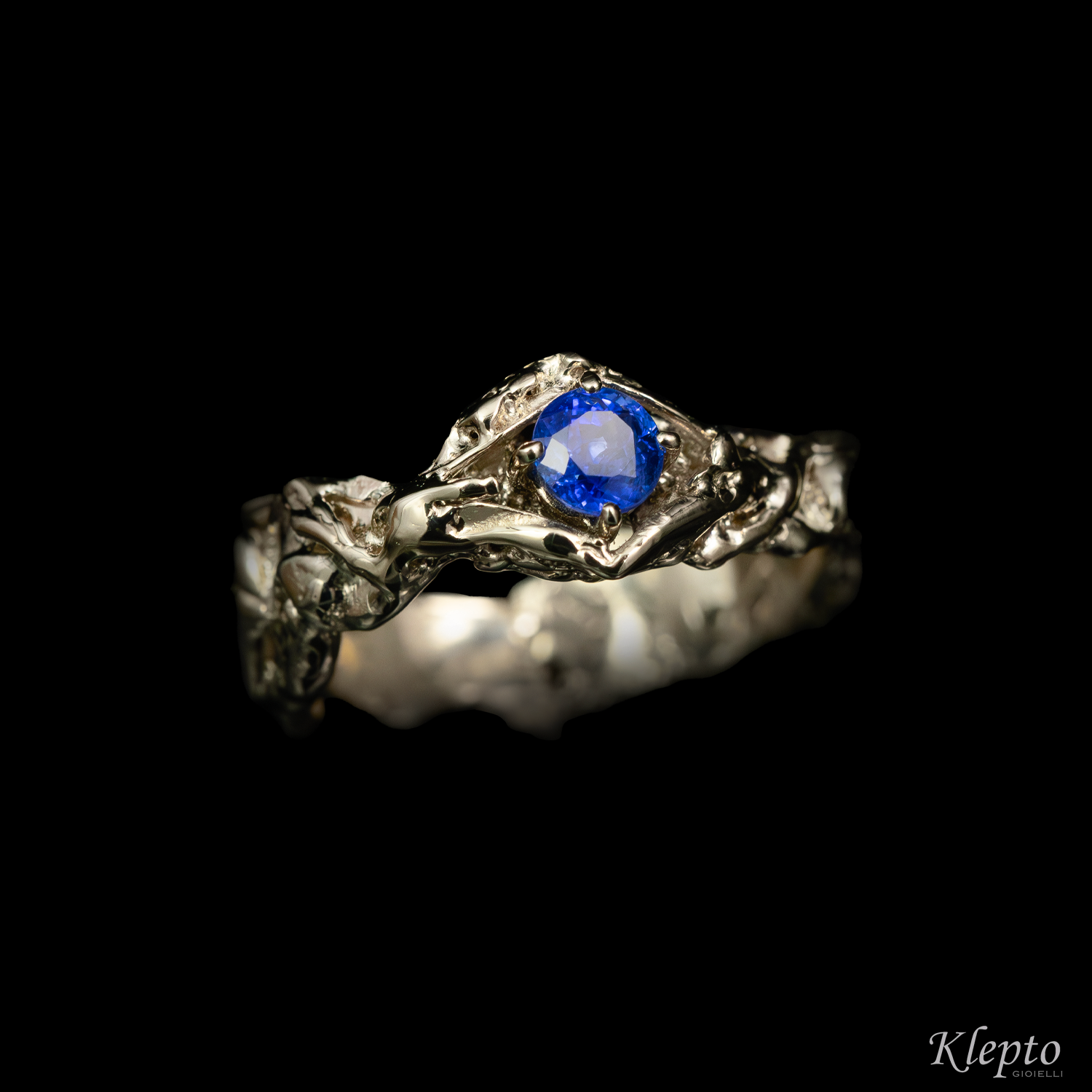 Flame-fused natural white gold ring with blue sapphire