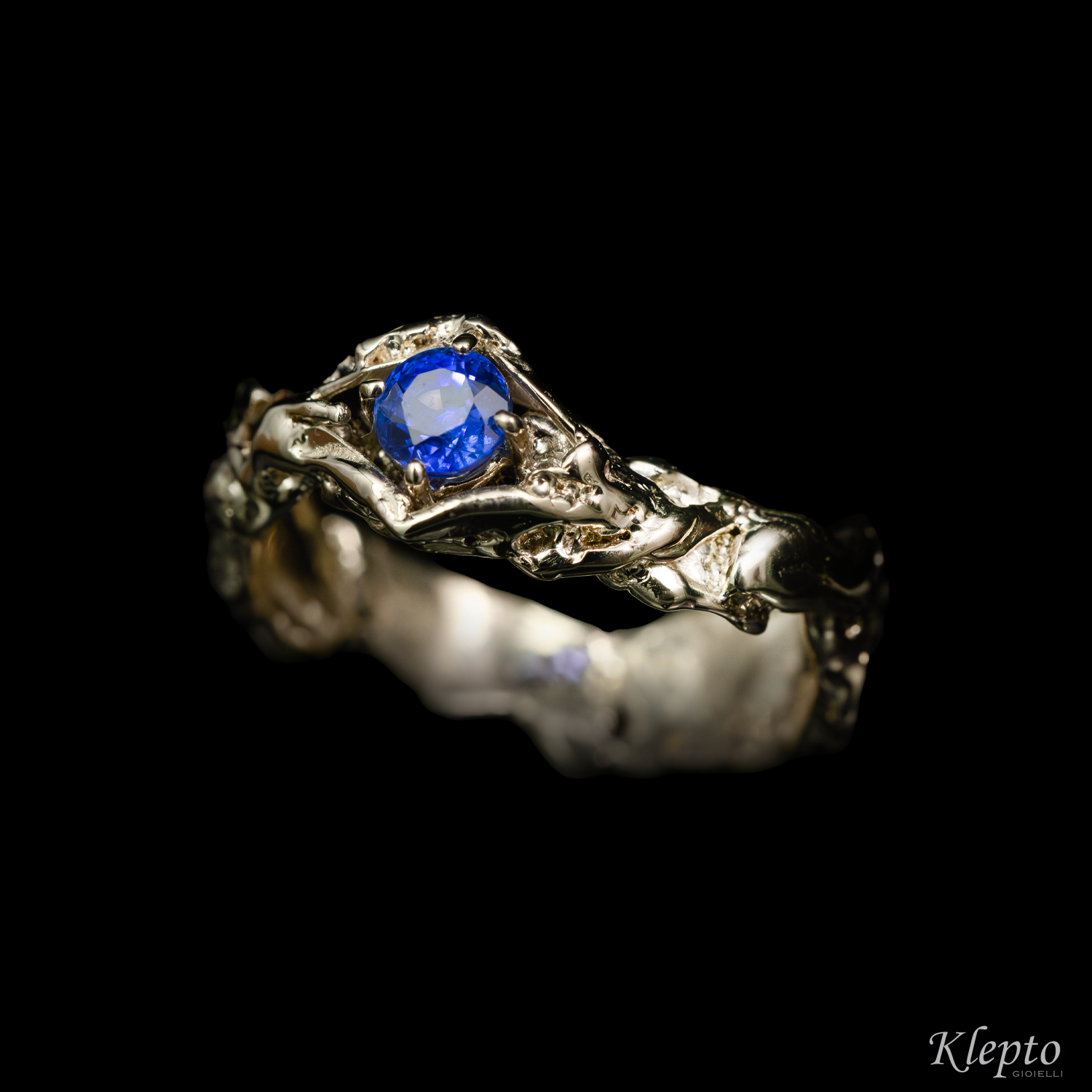 Flame-fused natural white gold ring with blue sapphire