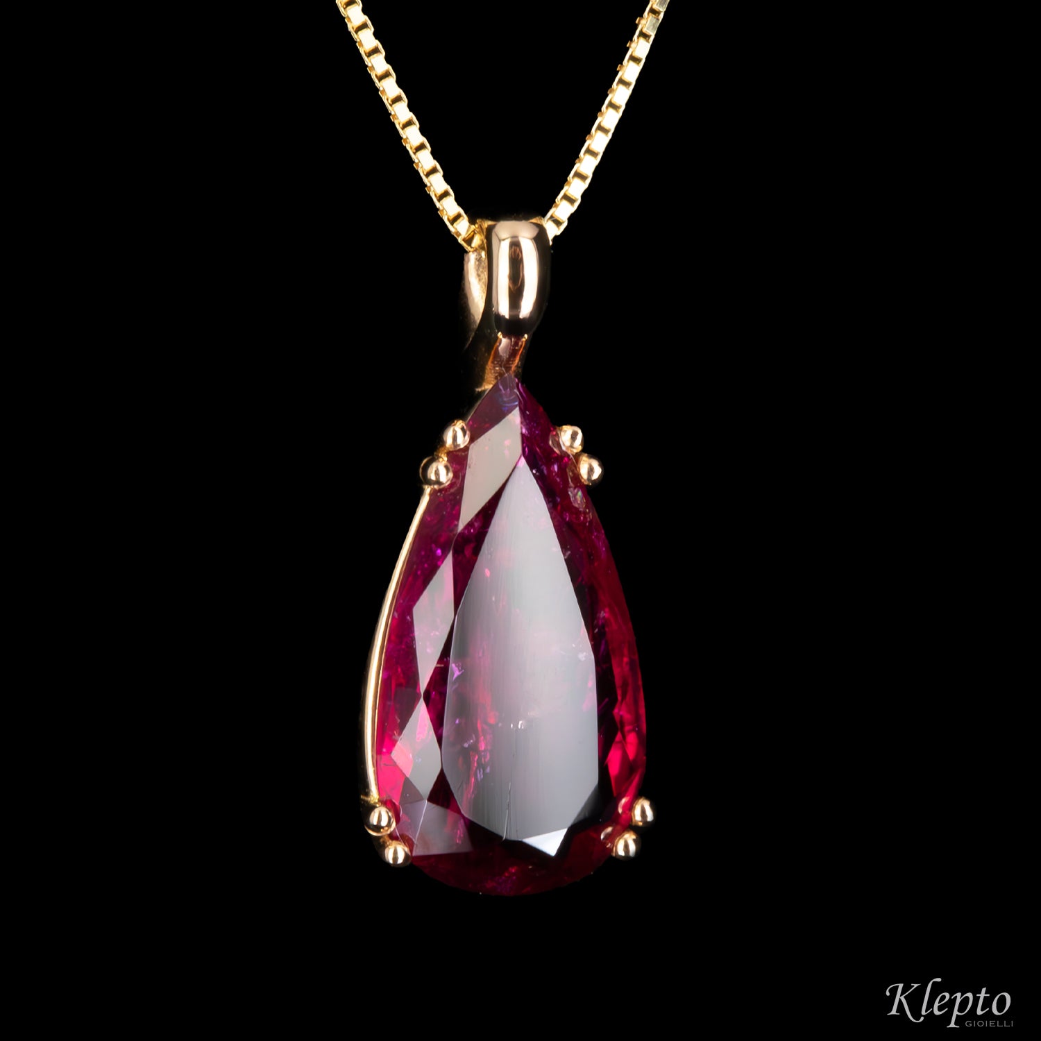 Yellow gold pendant with red tourmaline