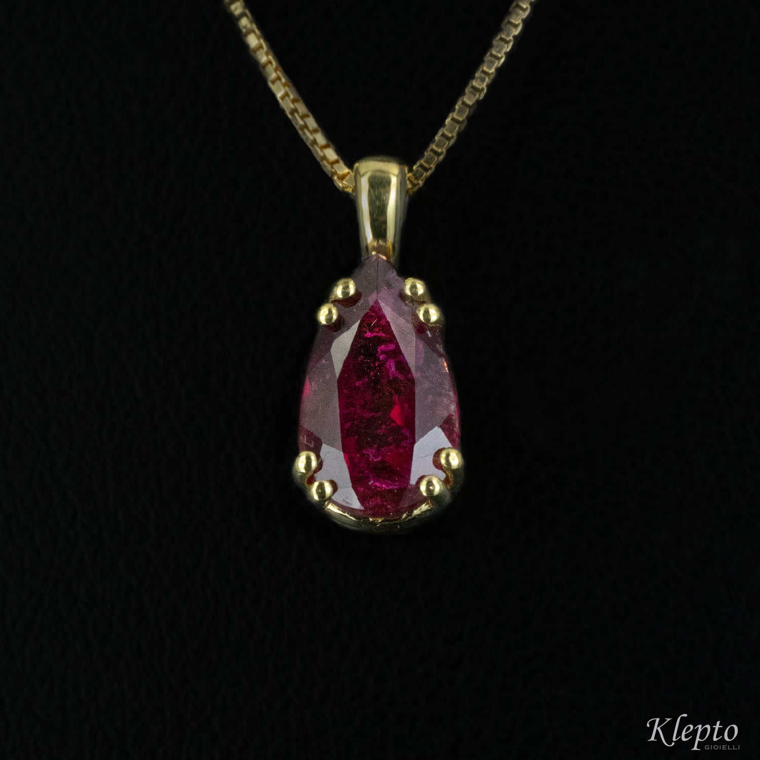 Yellow gold pendant with red tourmaline
