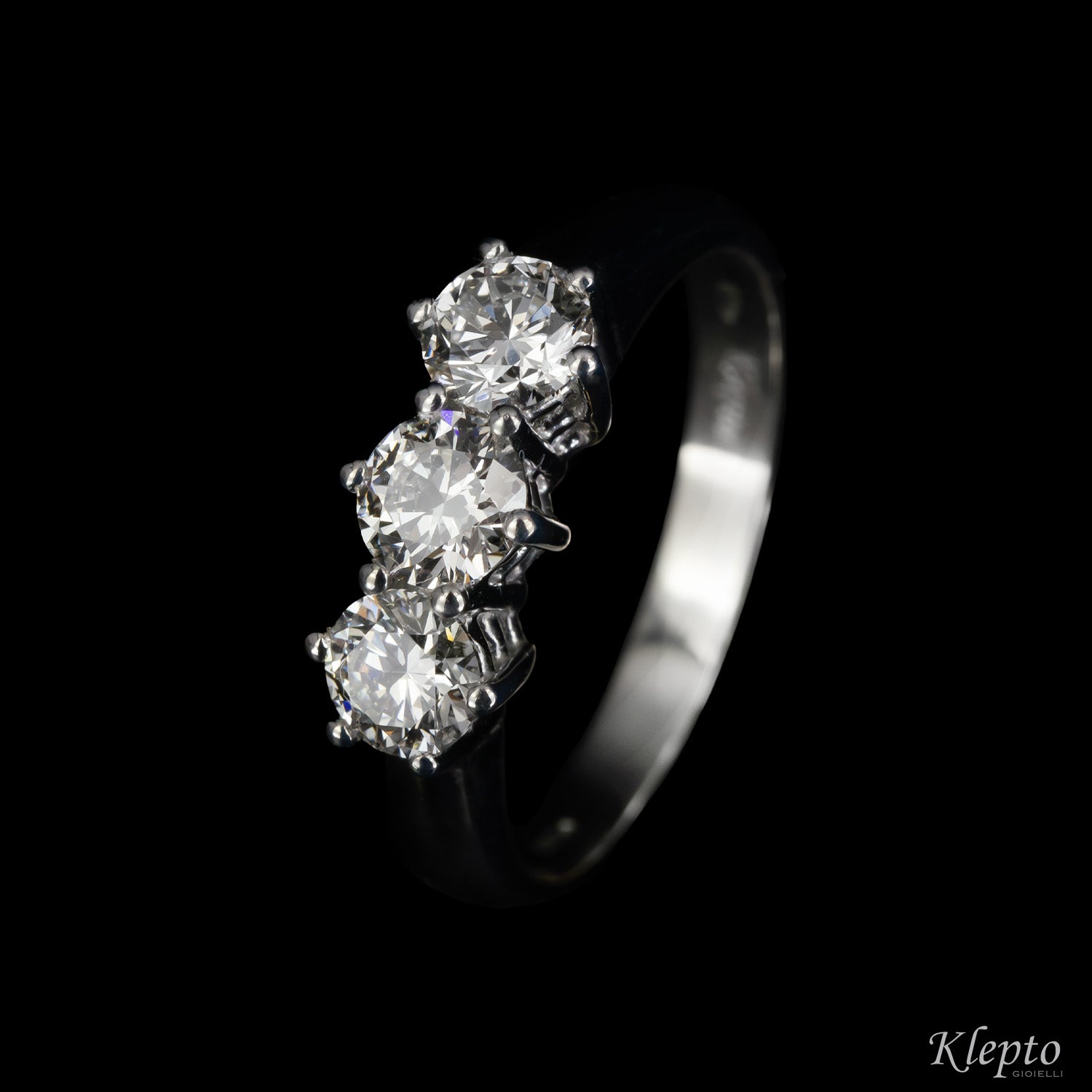 Classic ring by Klepto Trilogy in white gold and diamonds