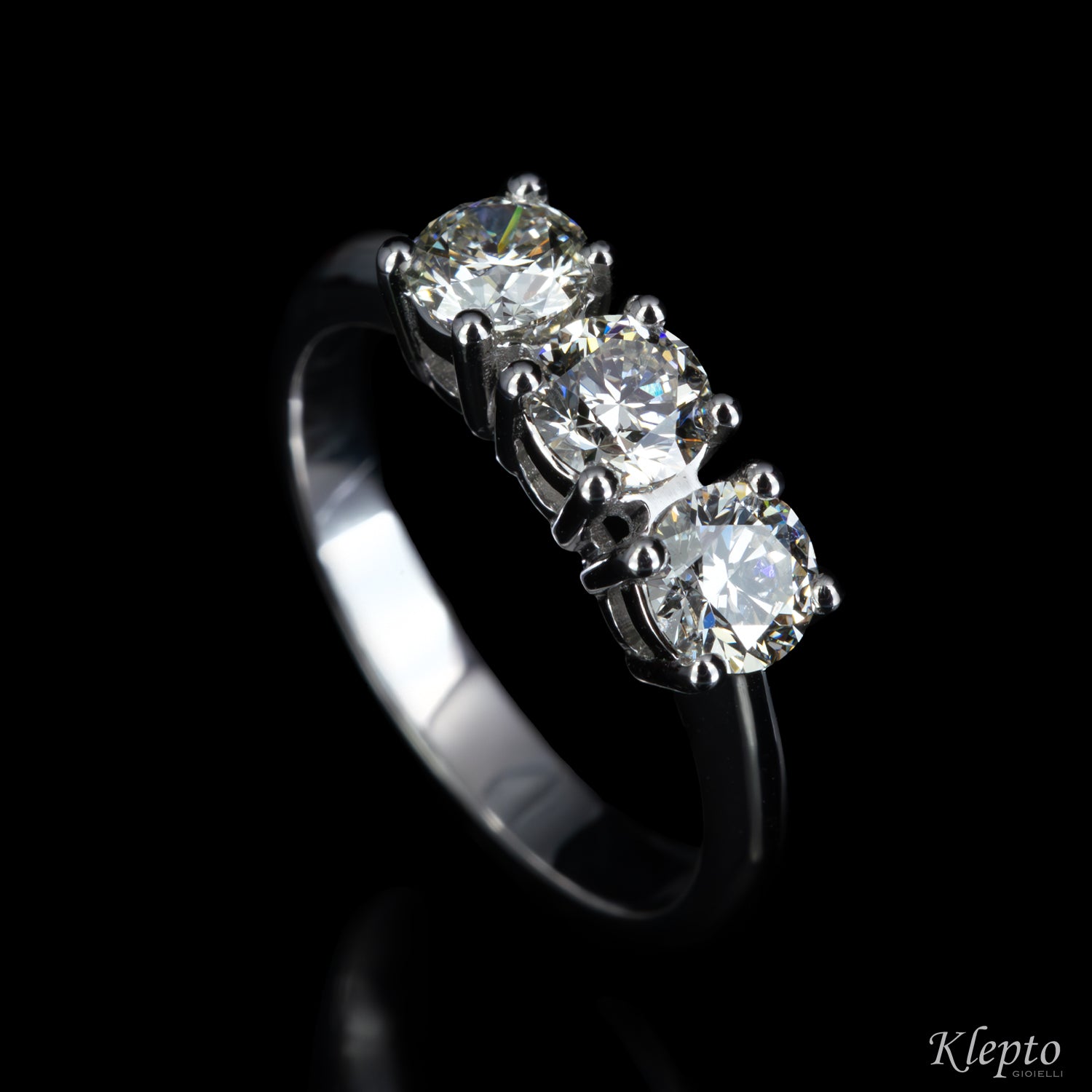 Classic ring by Klepto Trilogy in white gold and diamonds