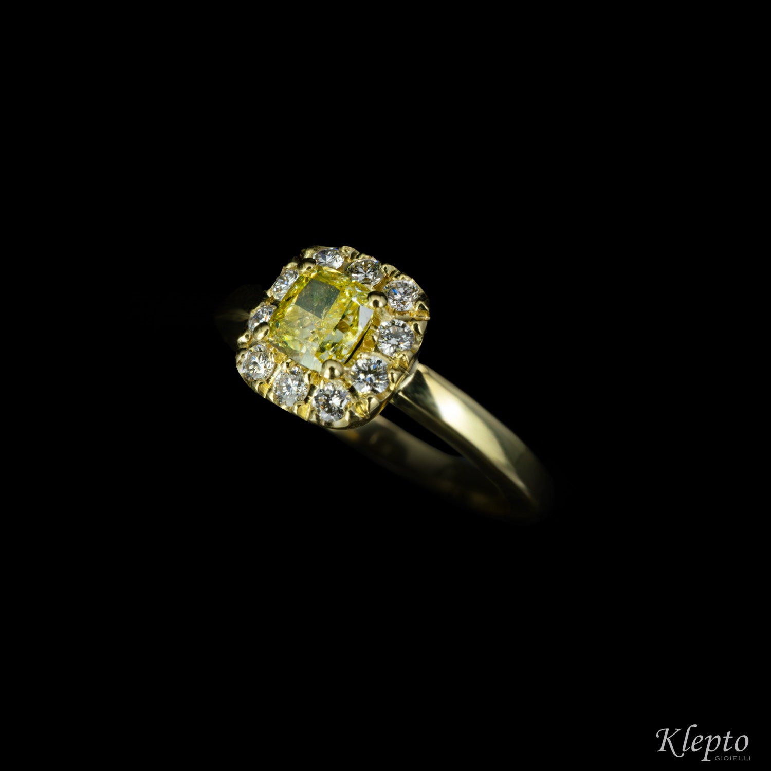 Classic ring in yellow gold with Fancy yellow diamond and outline of Diamonds