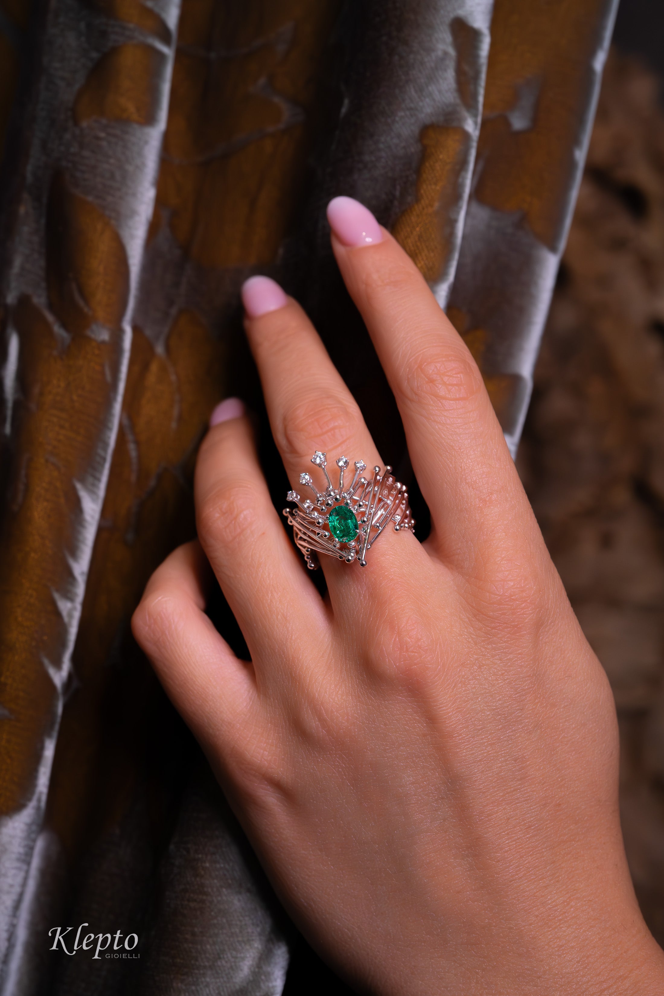 "IntriKo" white gold ring with Emerald and Diamonds