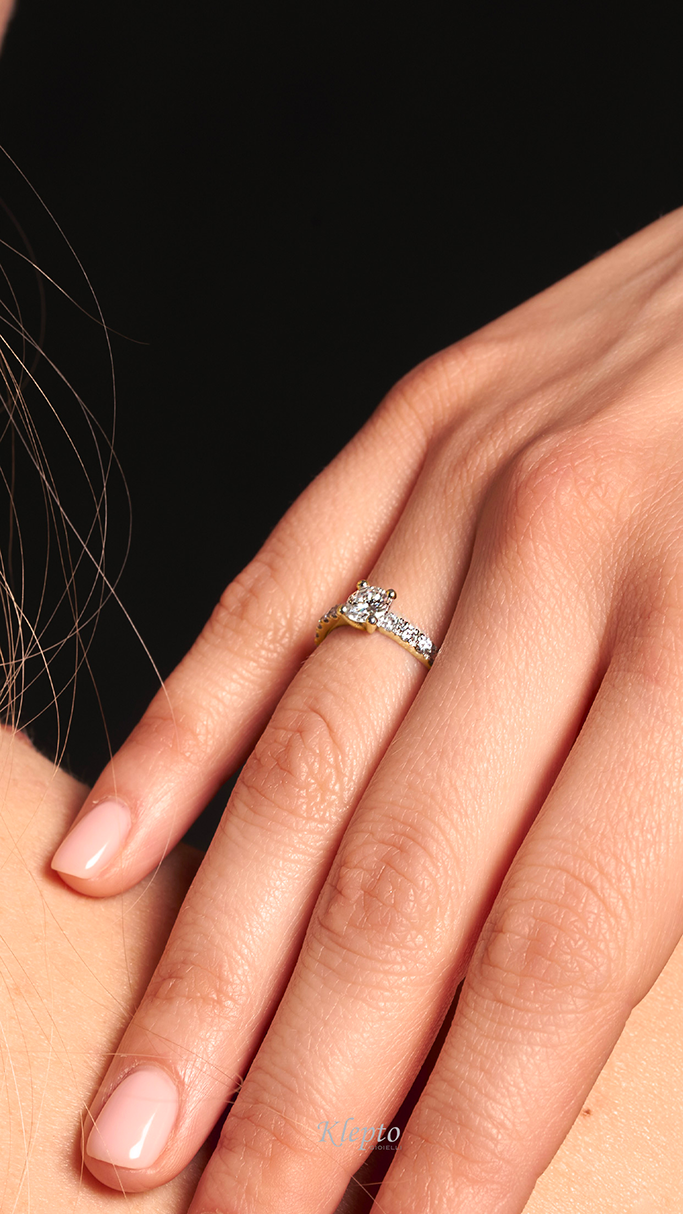 Solitaire with Yellow Gold outline