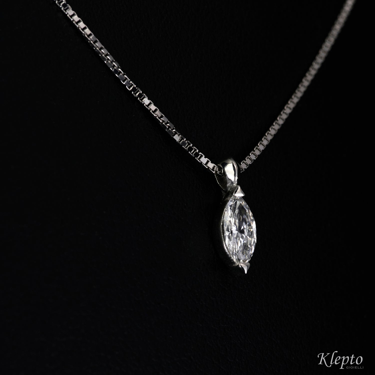White gold pendant with Navette cut diamond