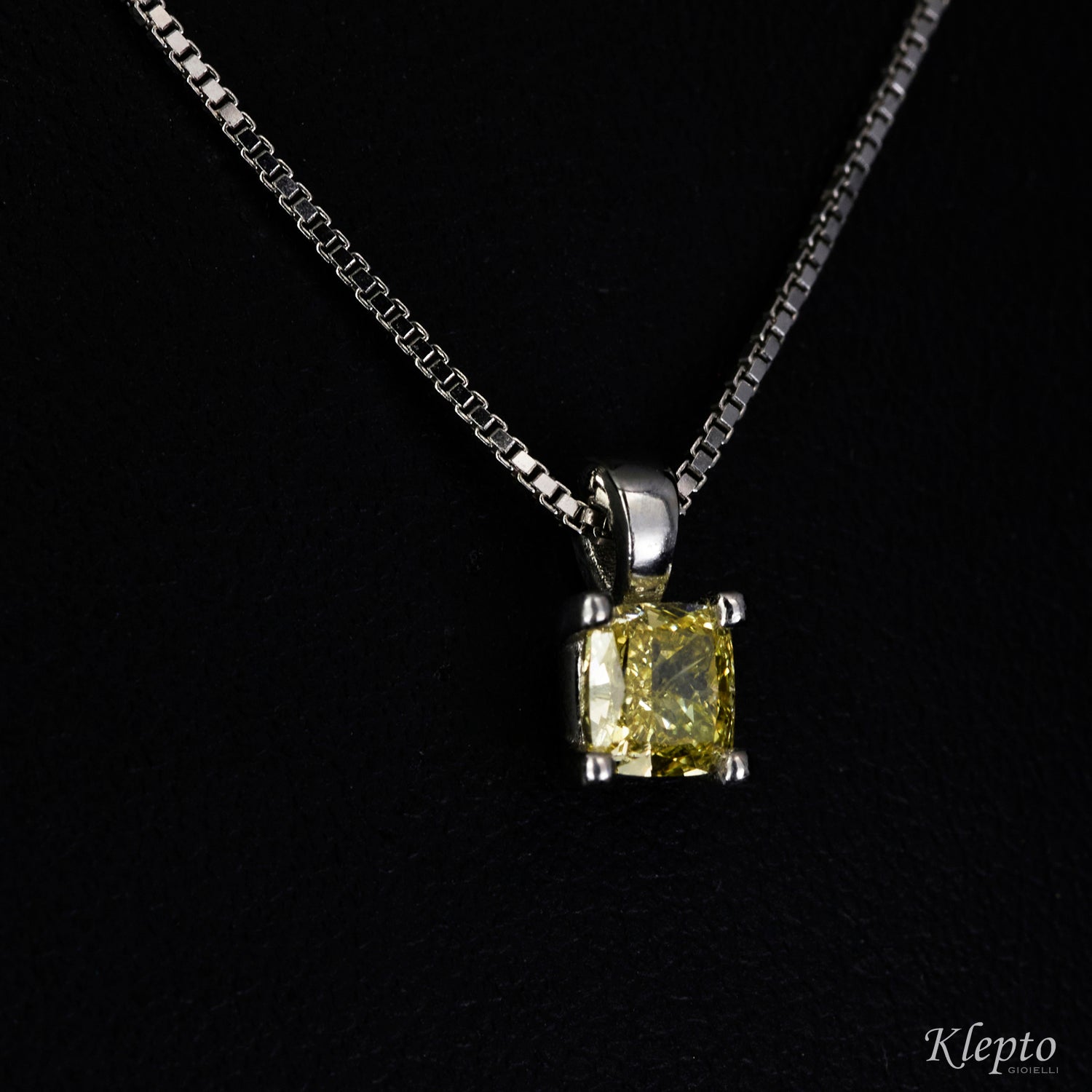 White gold pendant with Fancy Diamond