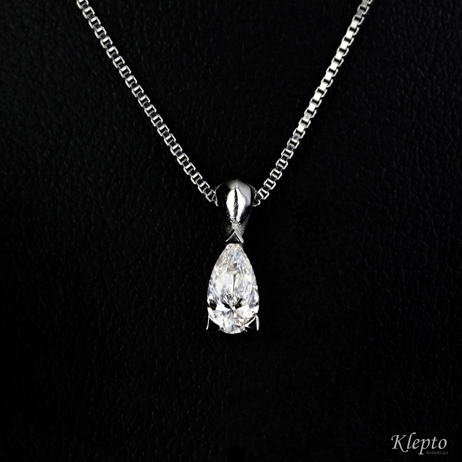 Pendant in white gold with drop cut diamond