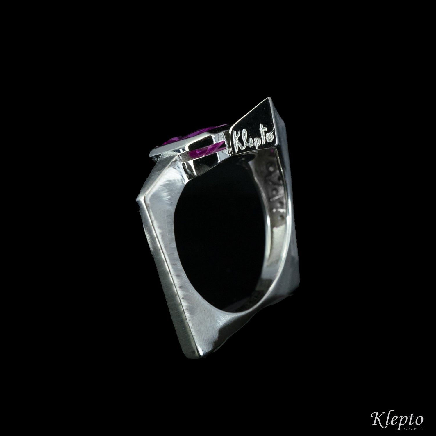 Classic ring by klepto in white gold with Pink Sapphire and Diamonds