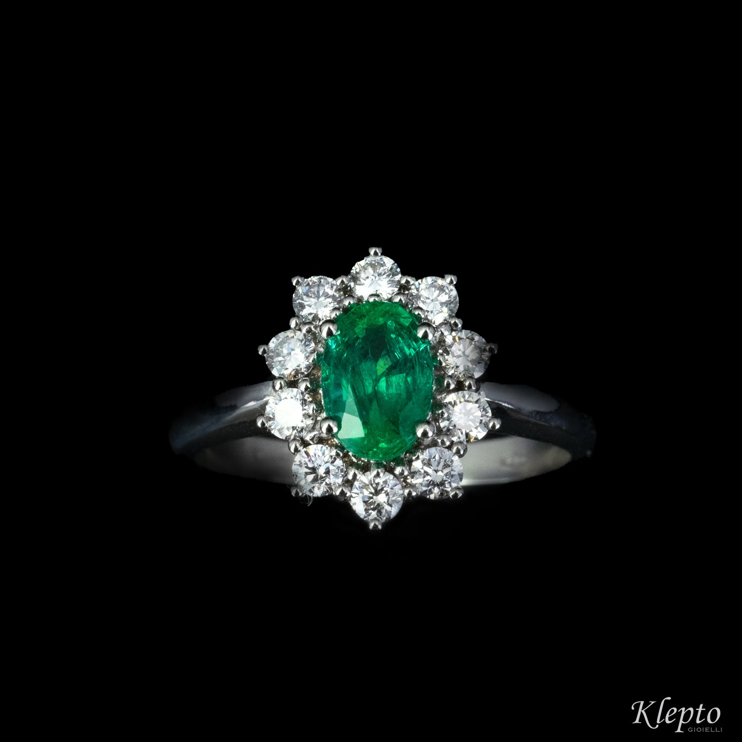 Classic ring in white gold with Emerald and Diamonds