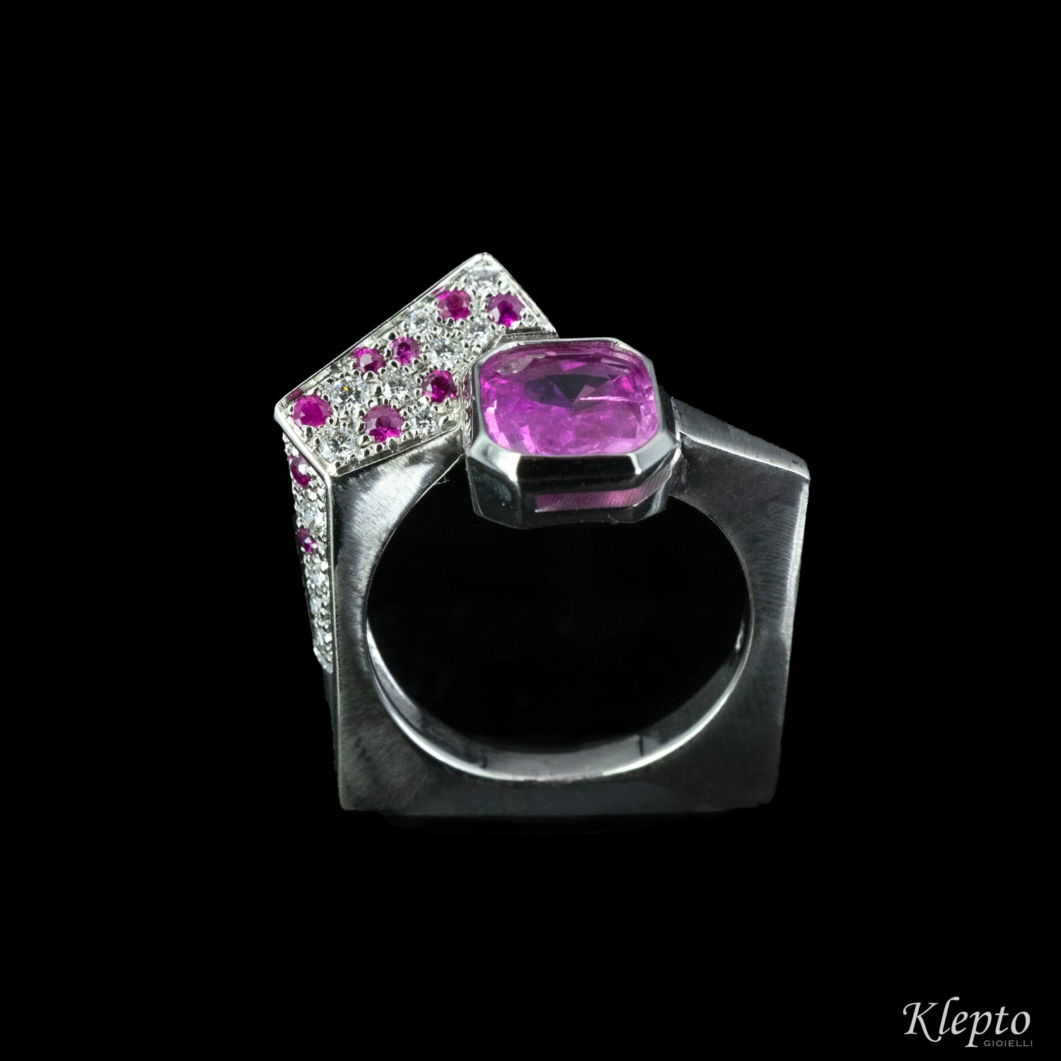 Classic ring by klepto in white gold with Pink Sapphire and Diamonds