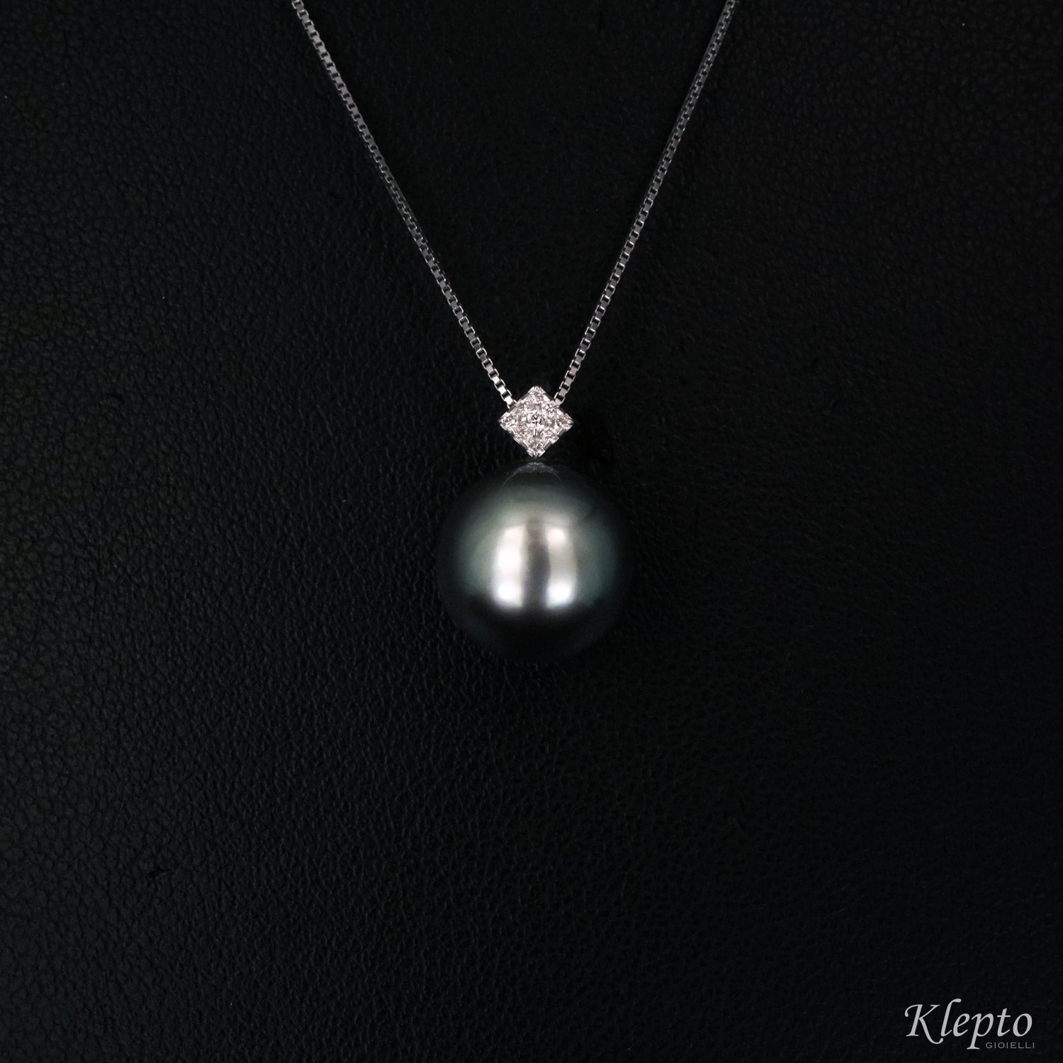 White gold pendant with Polynesian pearl and diamond