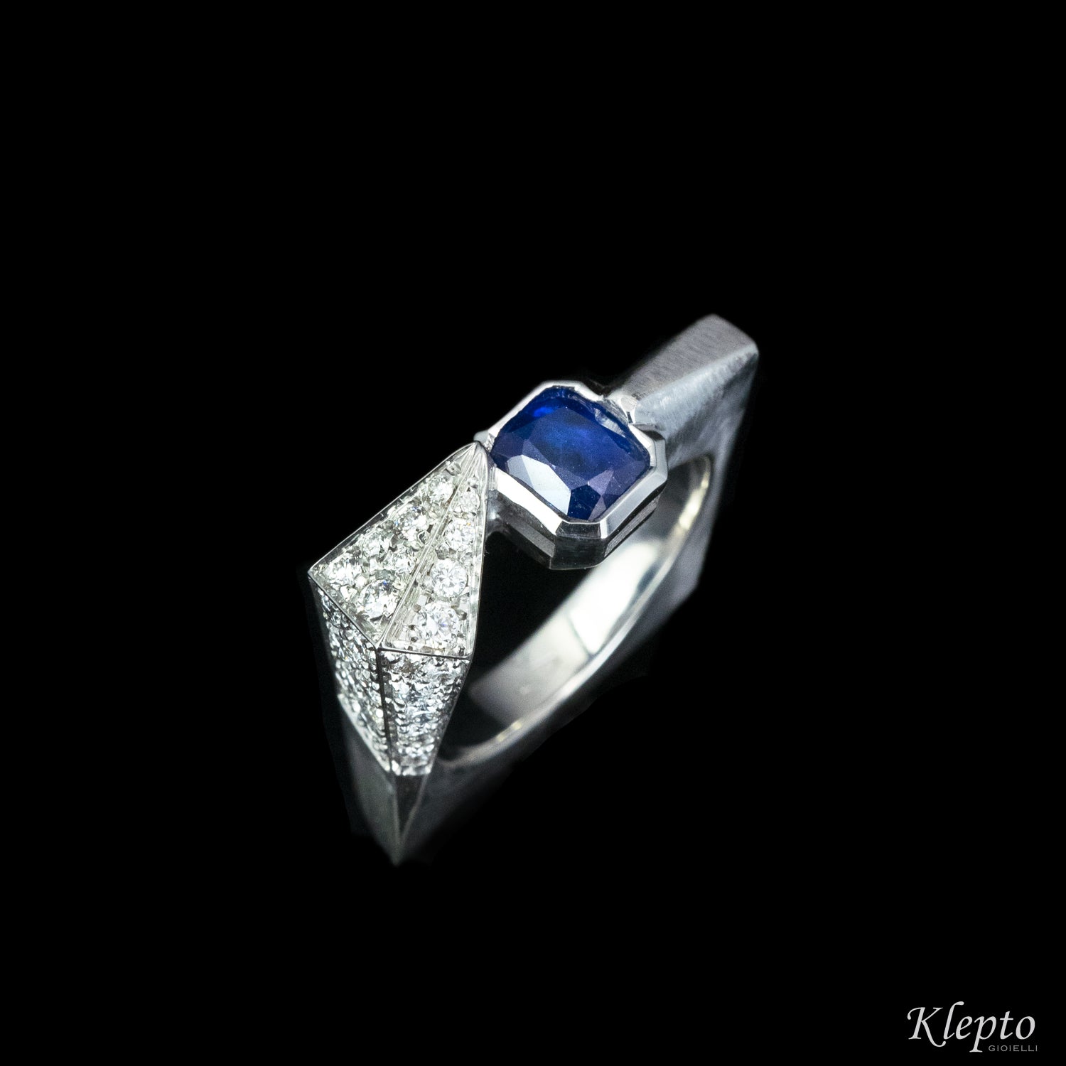 Classic ring by klepto in white gold with sapphire and diamonds