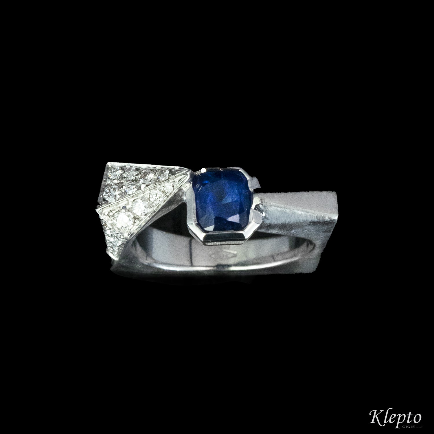 Classic ring by klepto in white gold with sapphire and diamonds