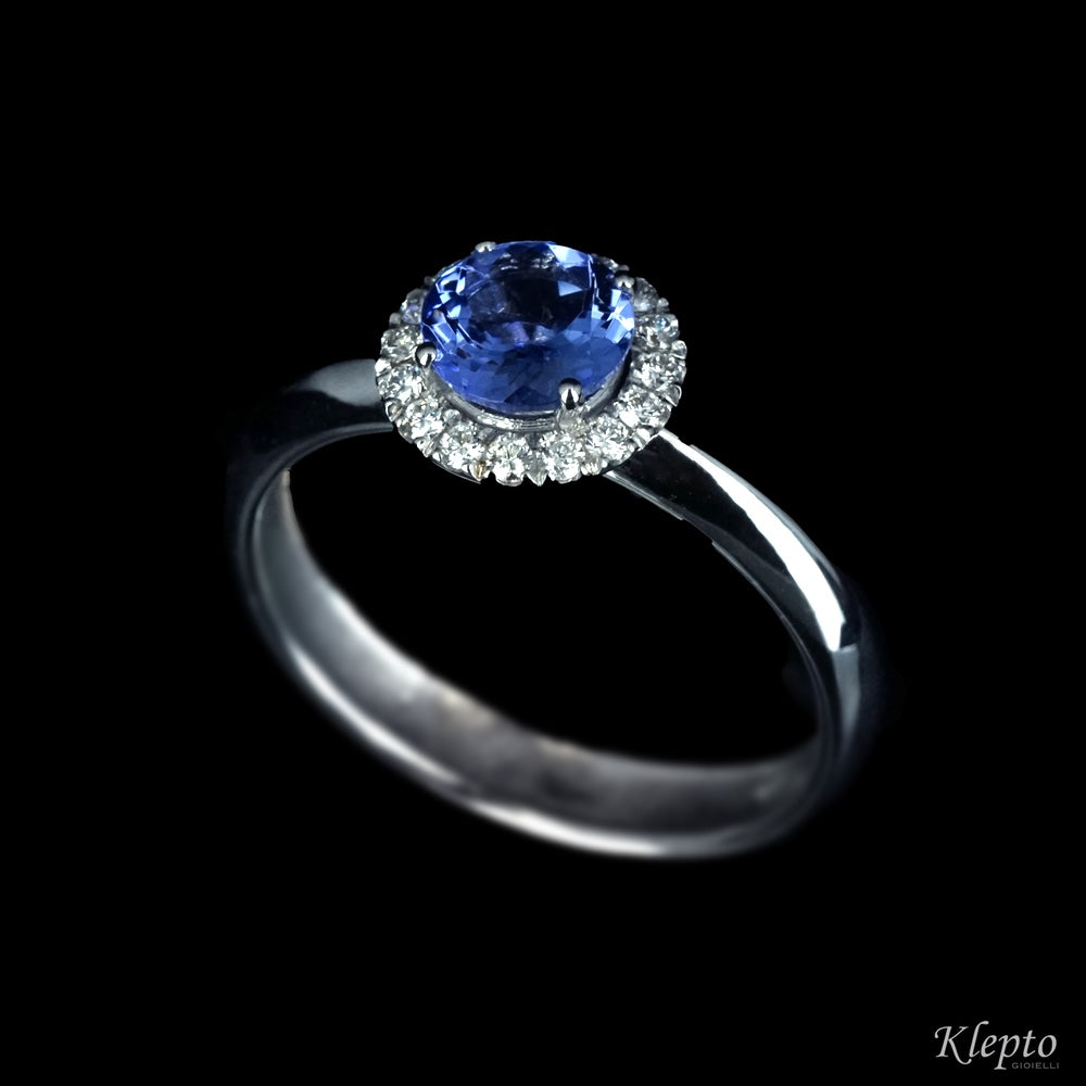 Classic ring in white gold with Tanzanite and diamond outline